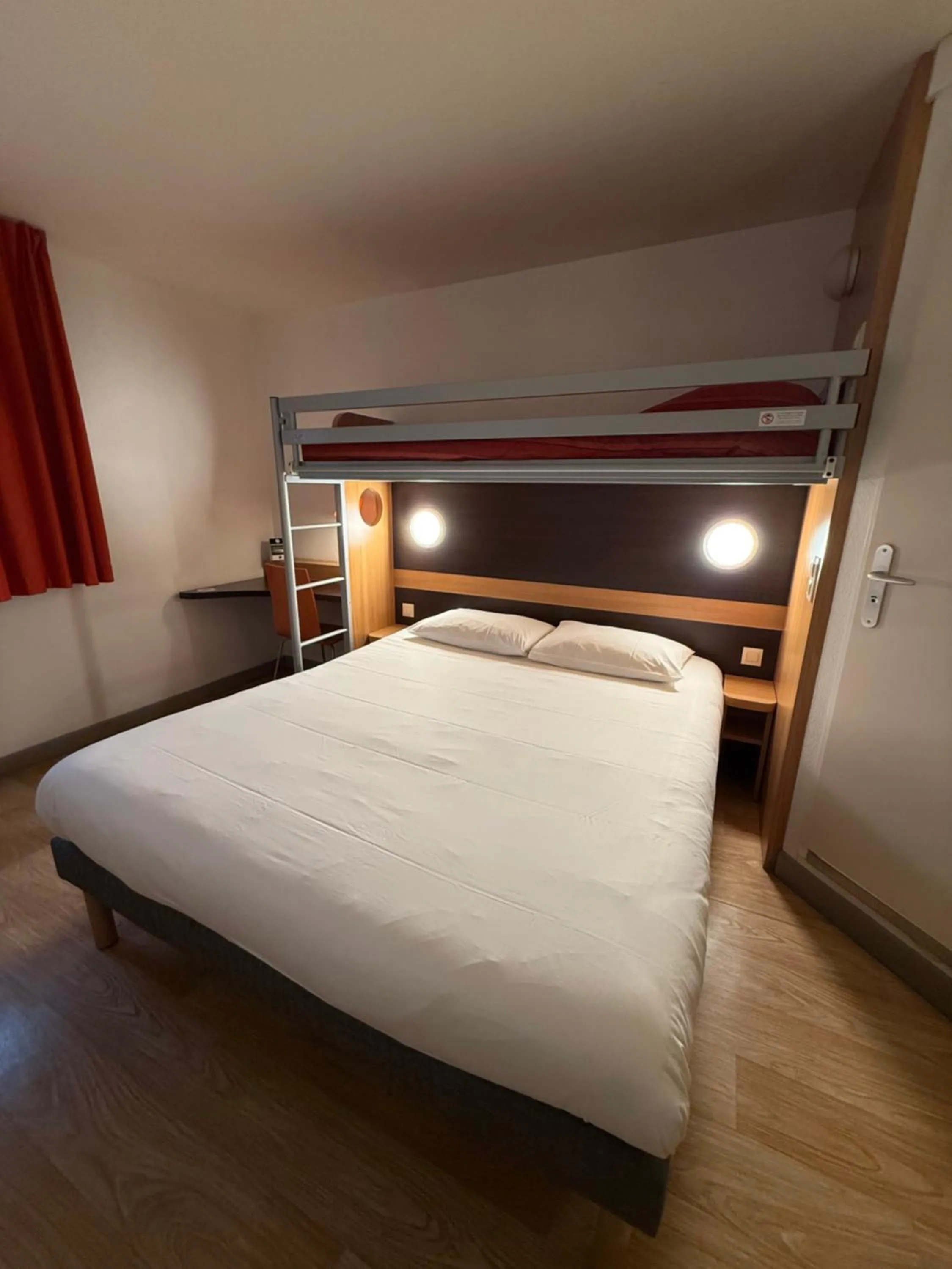 Bed in B&B HOTEL Lisieux Parc des Expositions