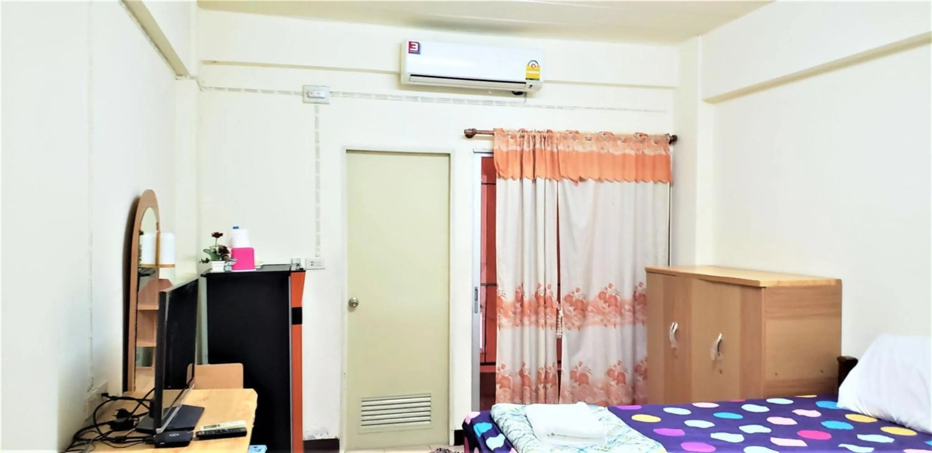 Photo of the whole room, Bed in Baan Yuyuen