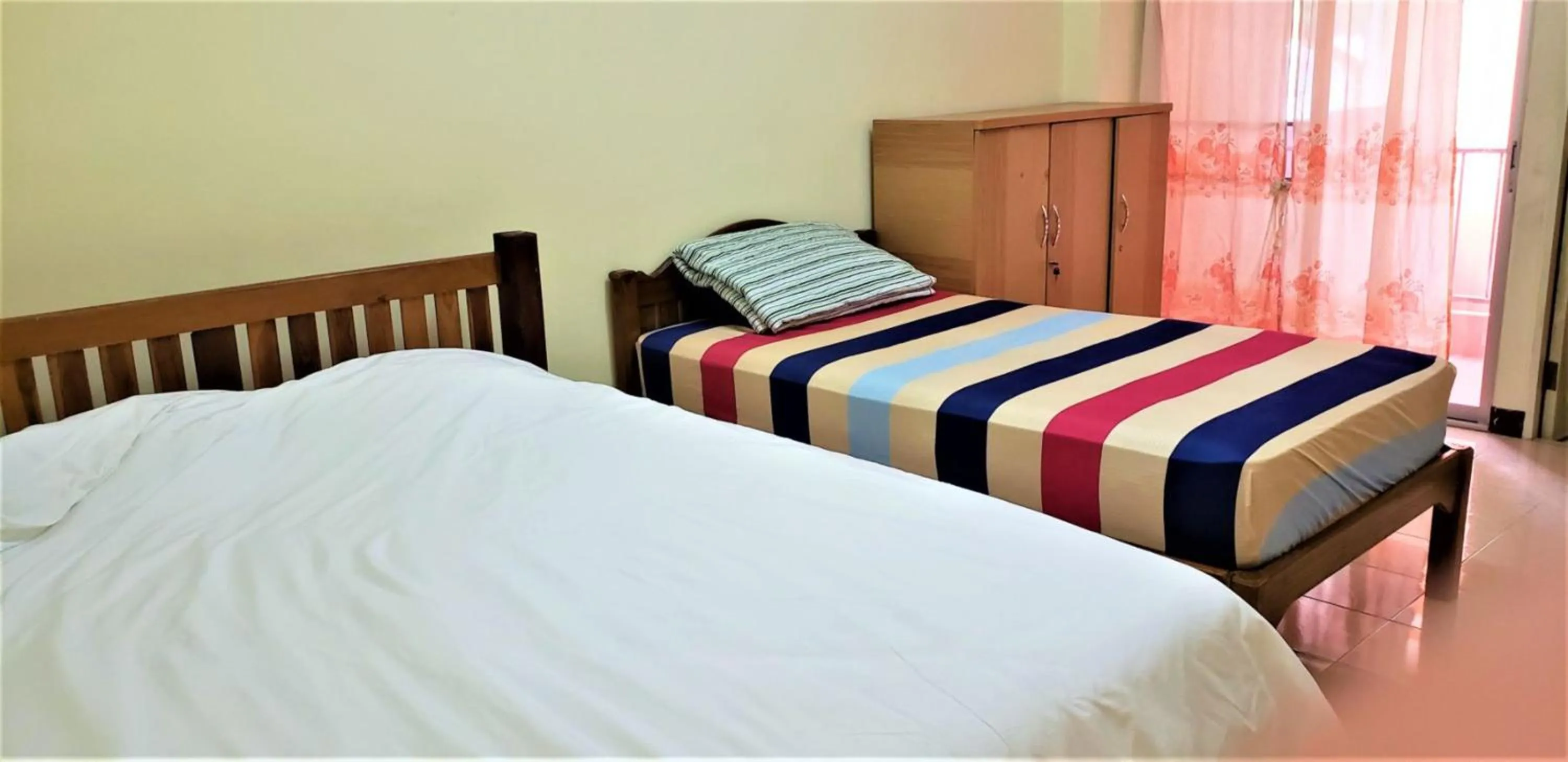 Photo of the whole room, Bed in Baan Yuyuen