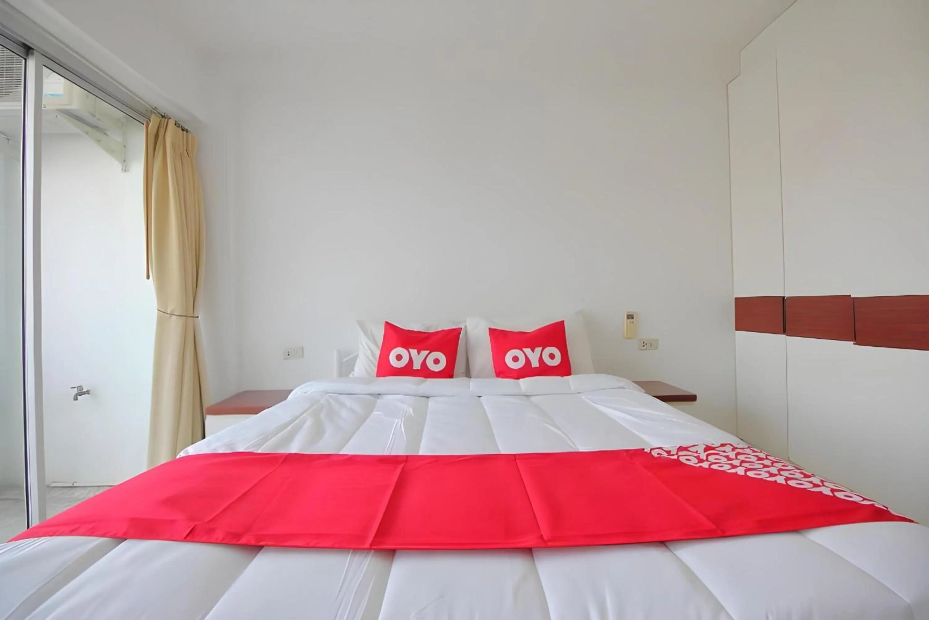 Photo of the whole room, Bed in Super OYO 498 Ladawan Villa