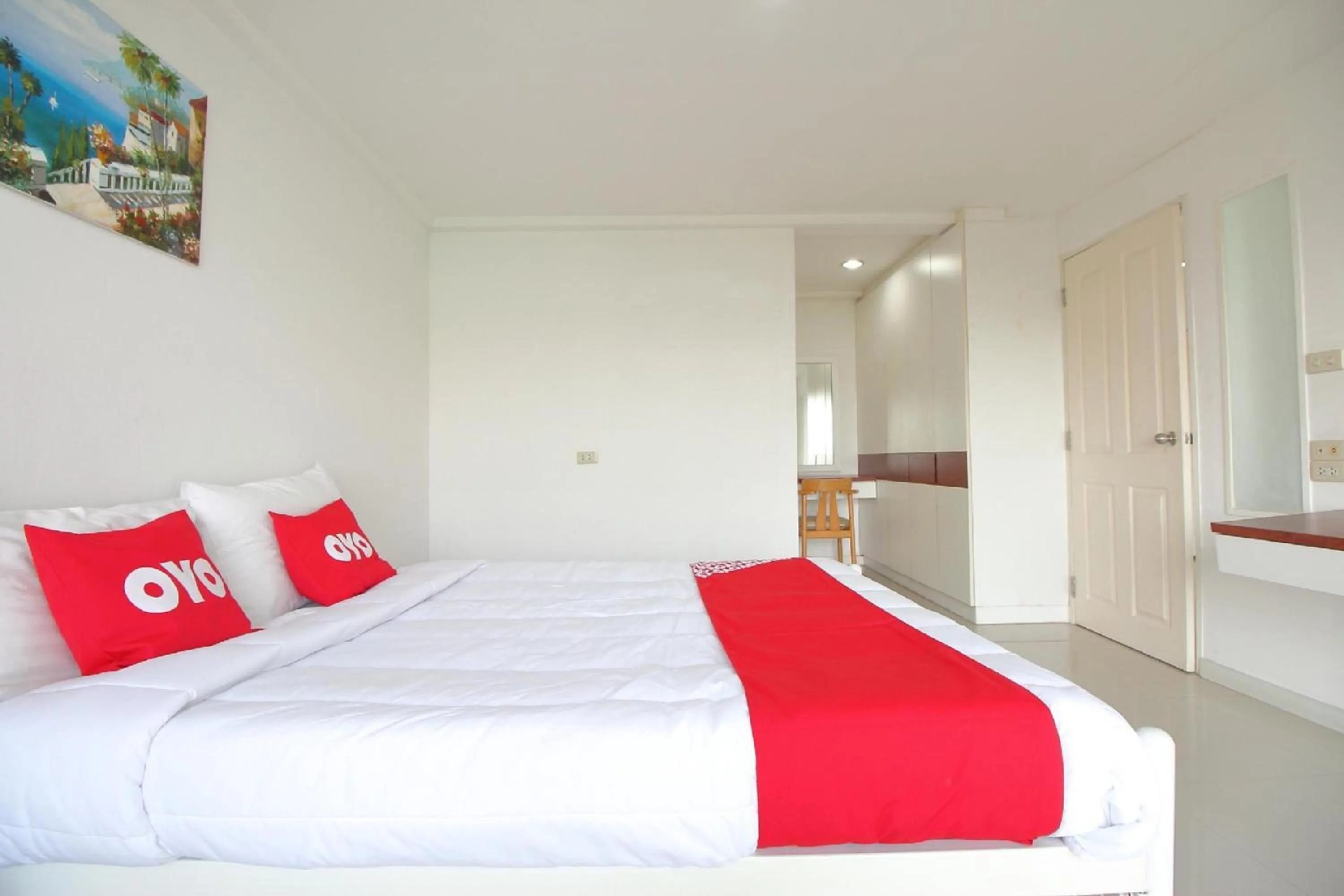 Photo of the whole room, Bed in Super OYO 498 Ladawan Villa