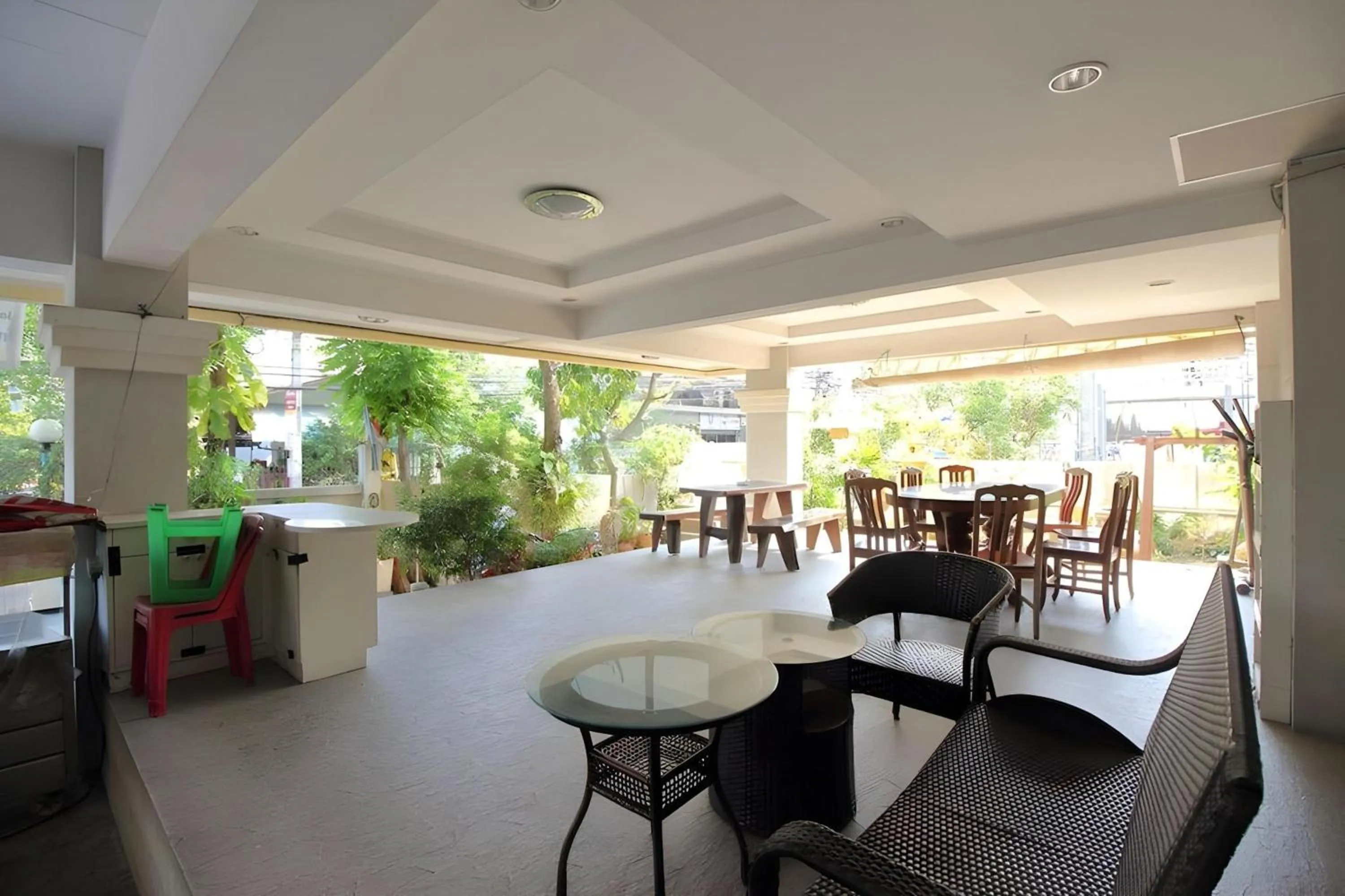 Restaurant/places to eat in Super OYO 498 Ladawan Villa