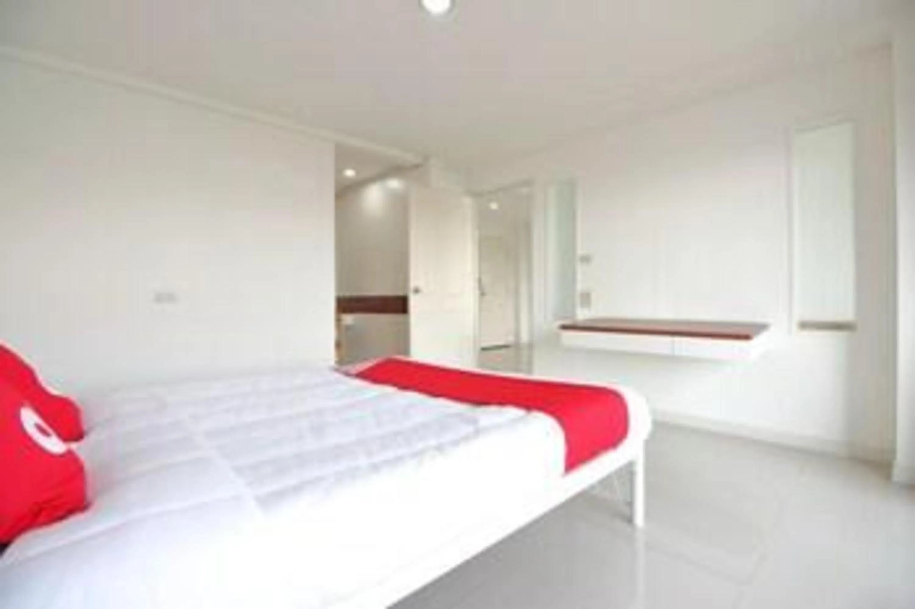 Photo of the whole room, Bed in Super OYO 498 Ladawan Villa