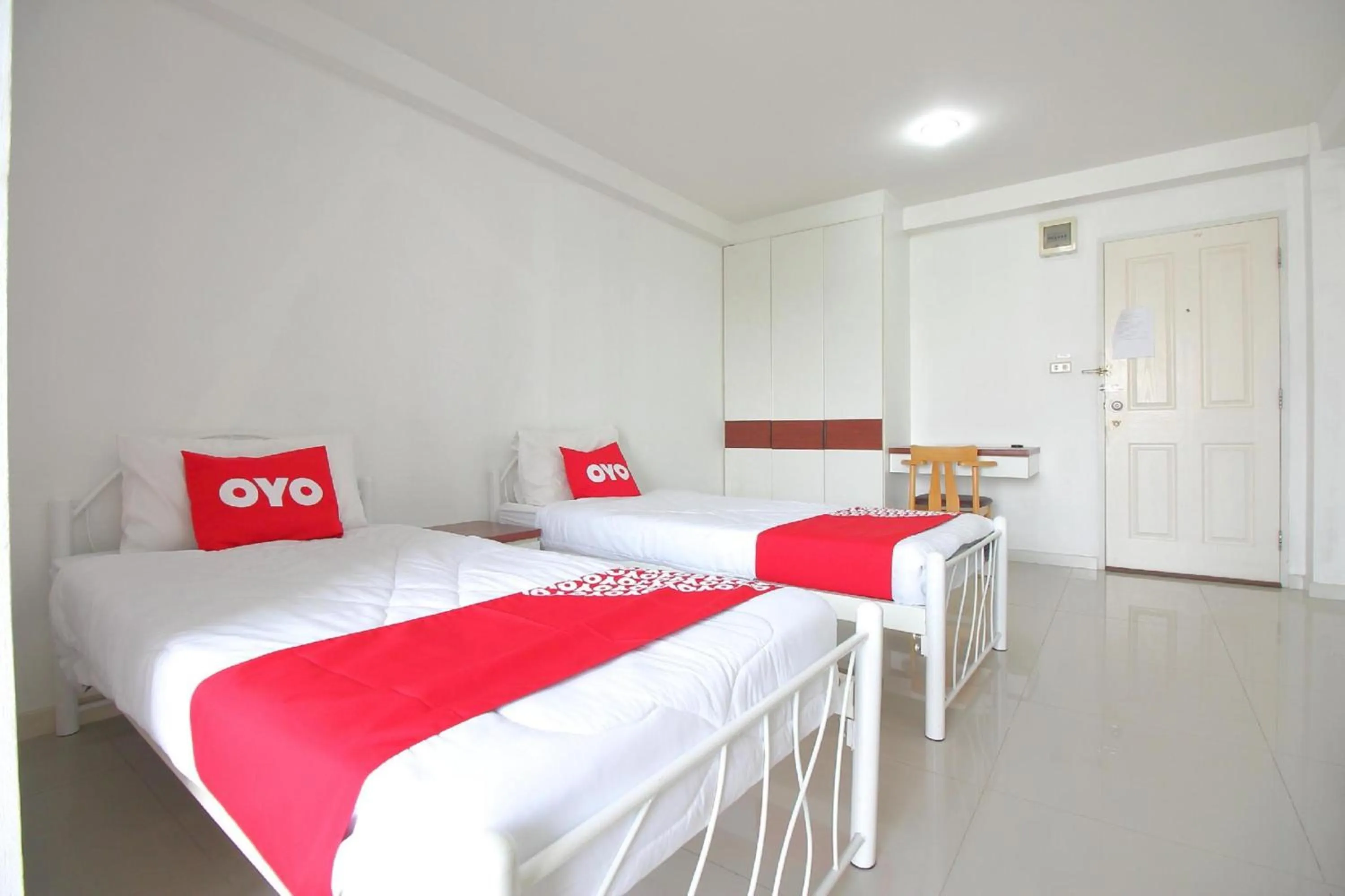 Photo of the whole room, Bed in Super OYO 498 Ladawan Villa