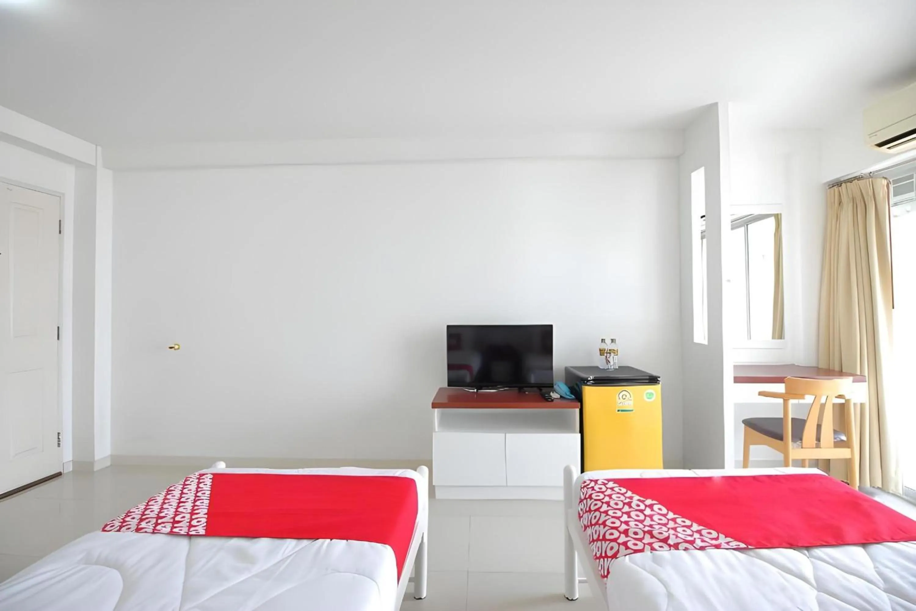 Photo of the whole room, Bed in Super OYO 498 Ladawan Villa