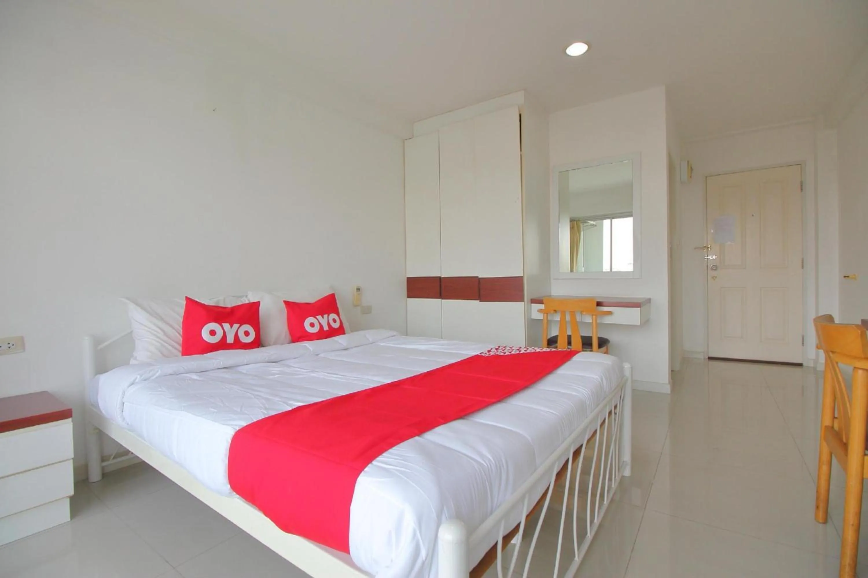 Photo of the whole room, Bed in Super OYO 498 Ladawan Villa