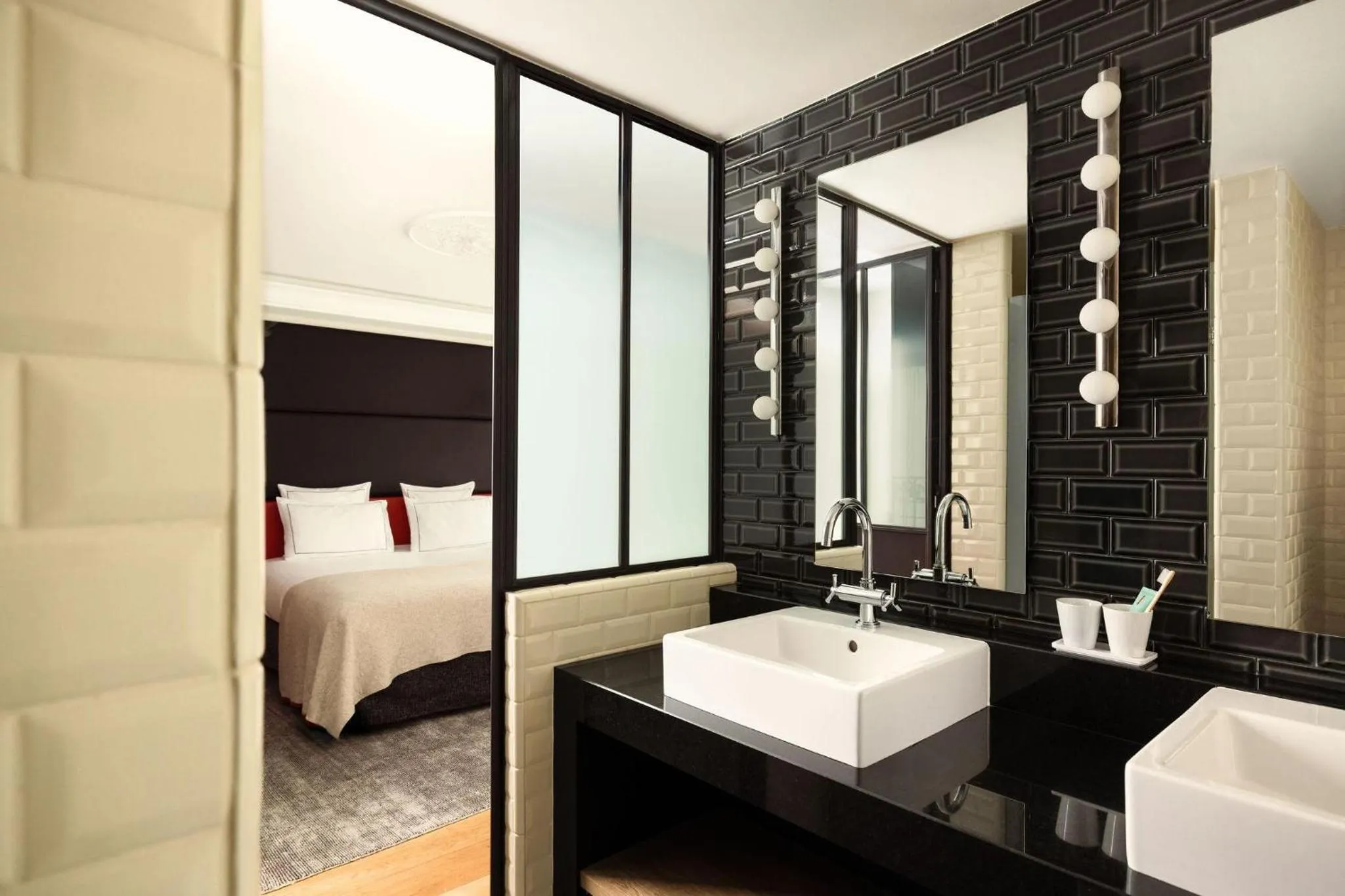 Bathroom, Bed in Terrass" Hotel