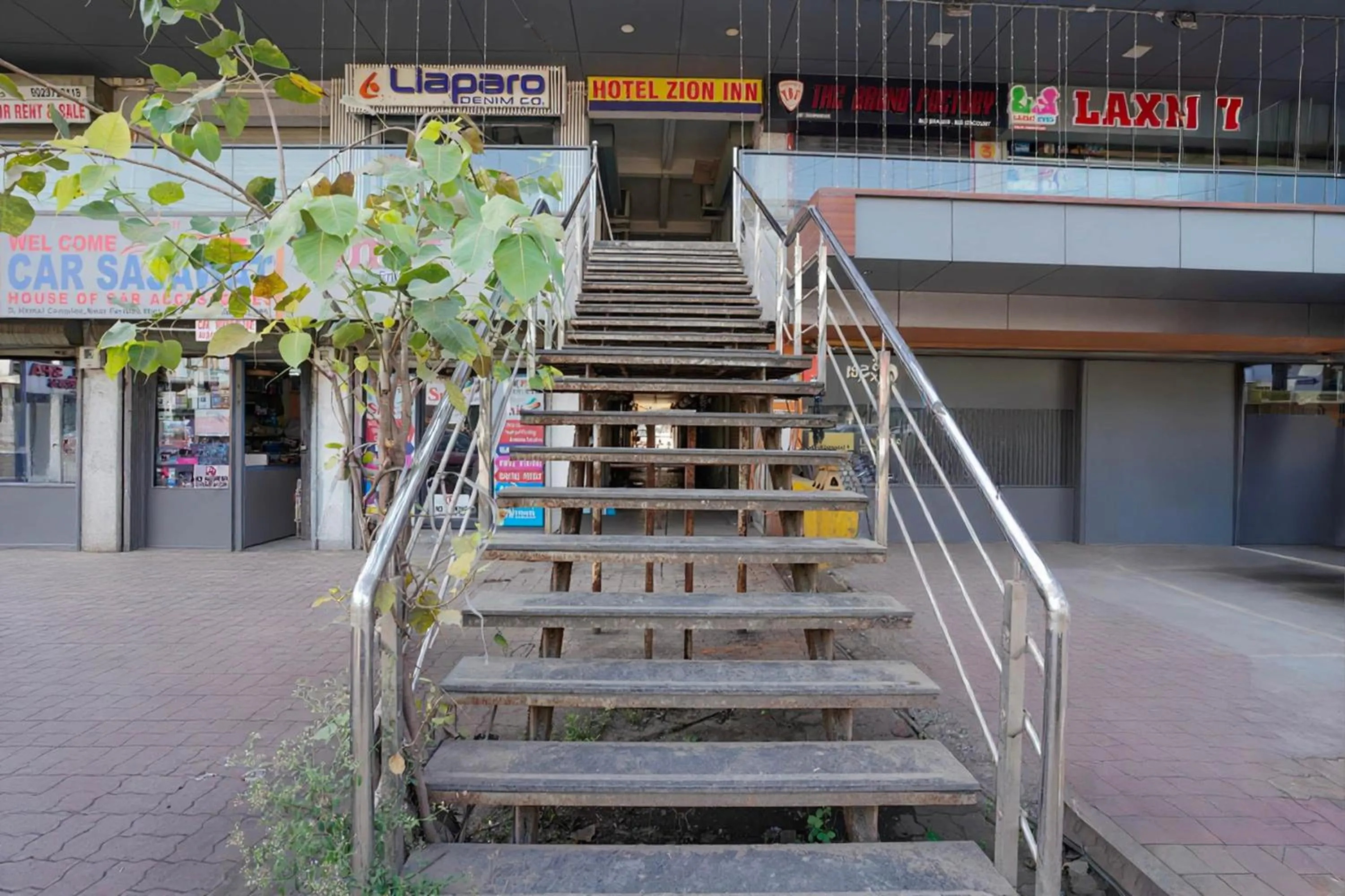 Facade/entrance in Hotel O Vapi GIDC Formerly Zion Inn