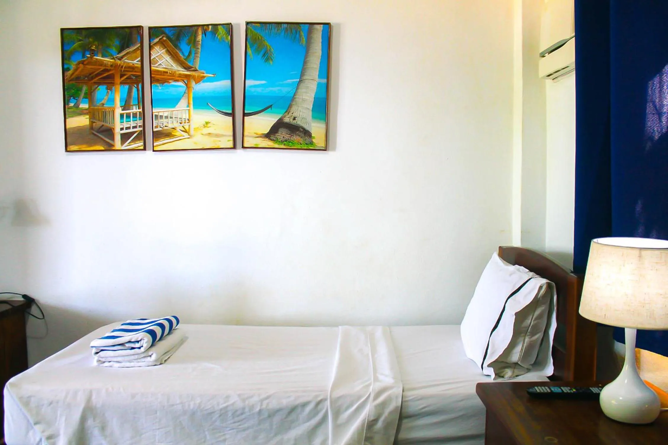 Bed in Rainbow Bay Beach & Dive Resort