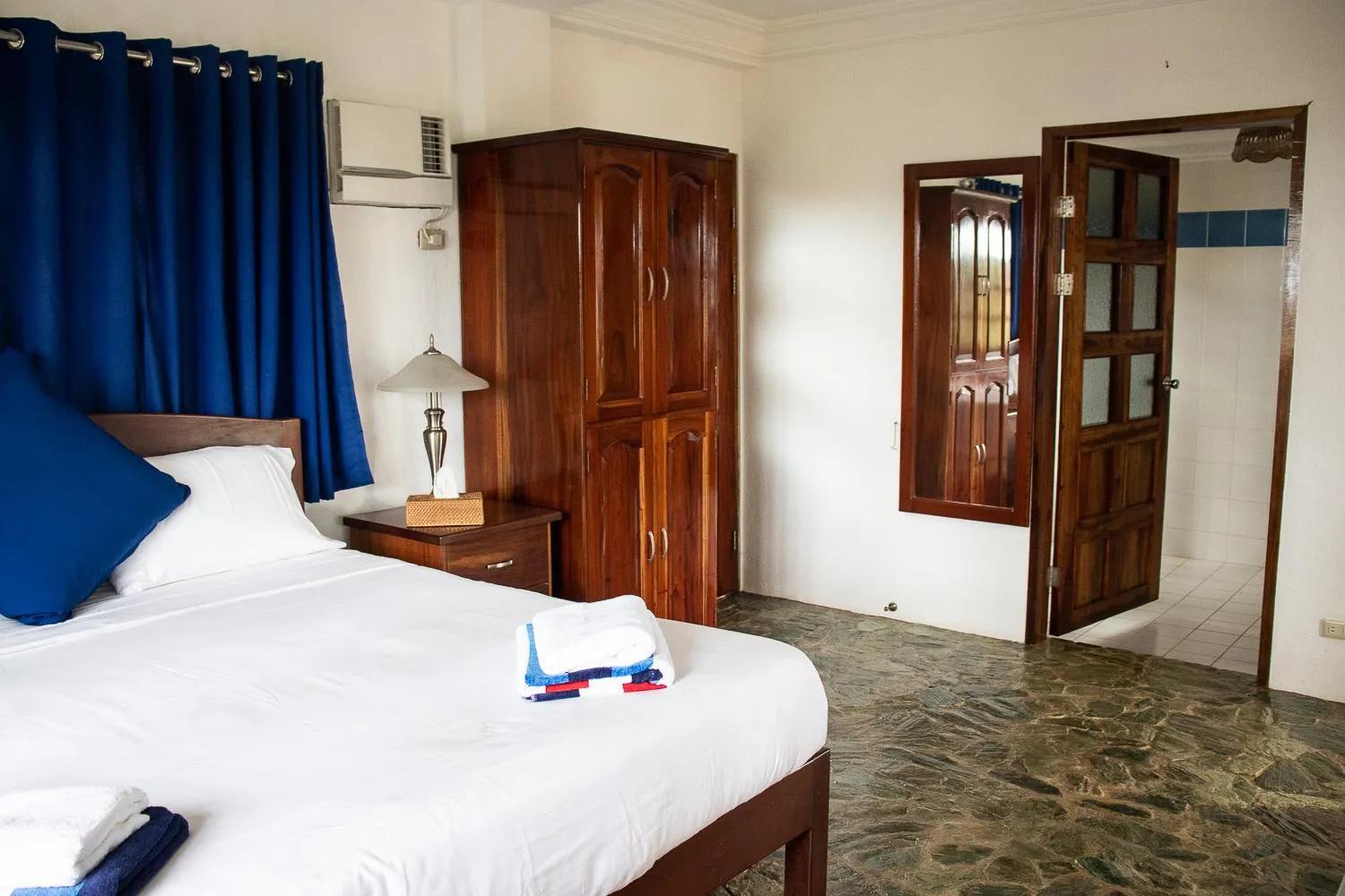 Bed in Rainbow Bay Beach & Dive Resort