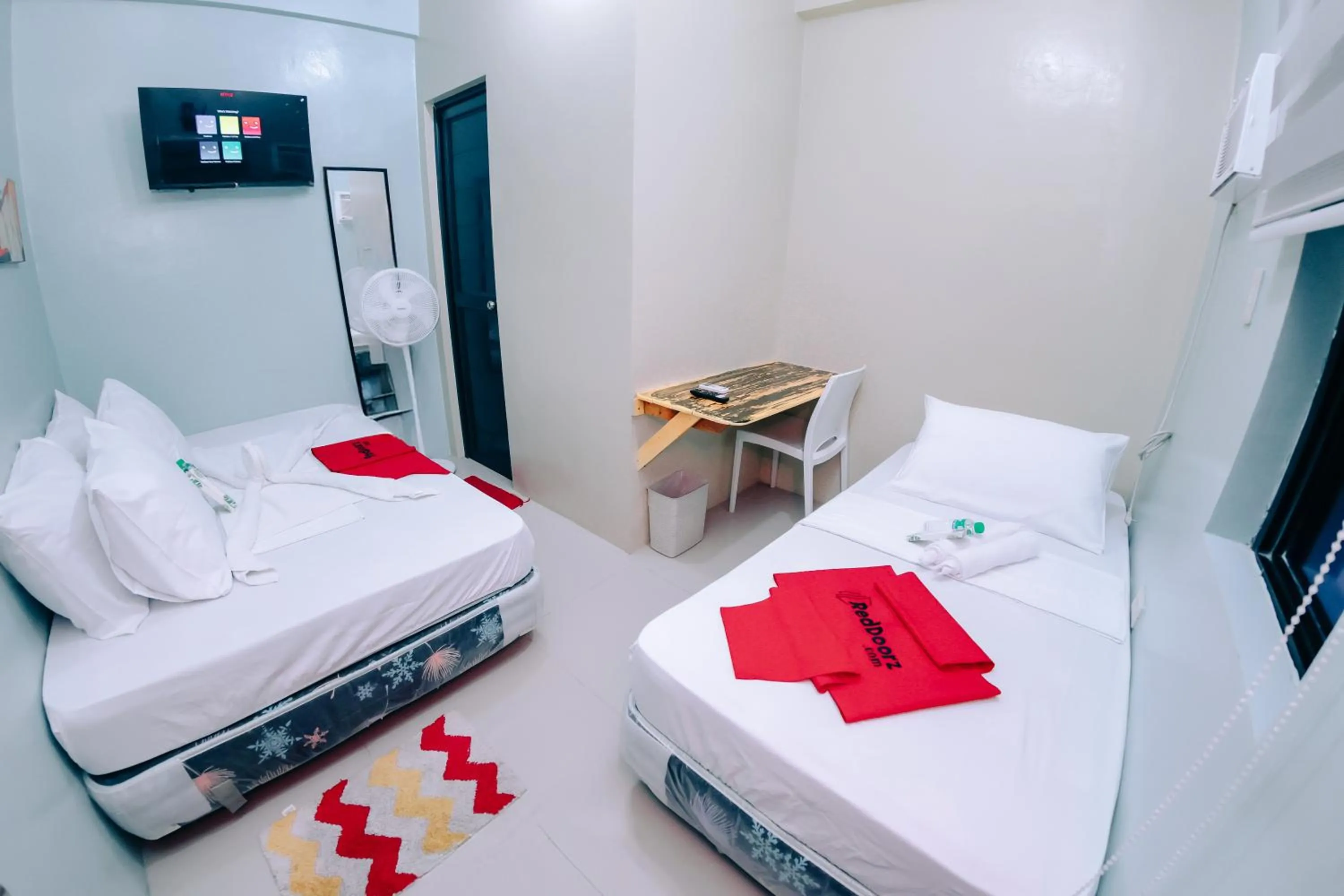 Photo of the whole room, Bed in RedDoorz near Mariners Legazpi