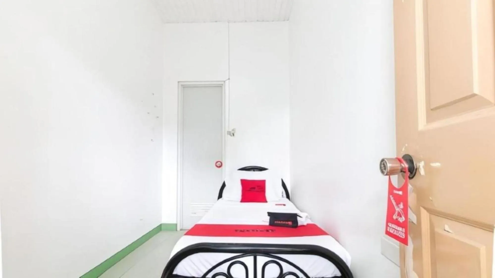 Single Room in RedDoorz near Mariners Legazpi