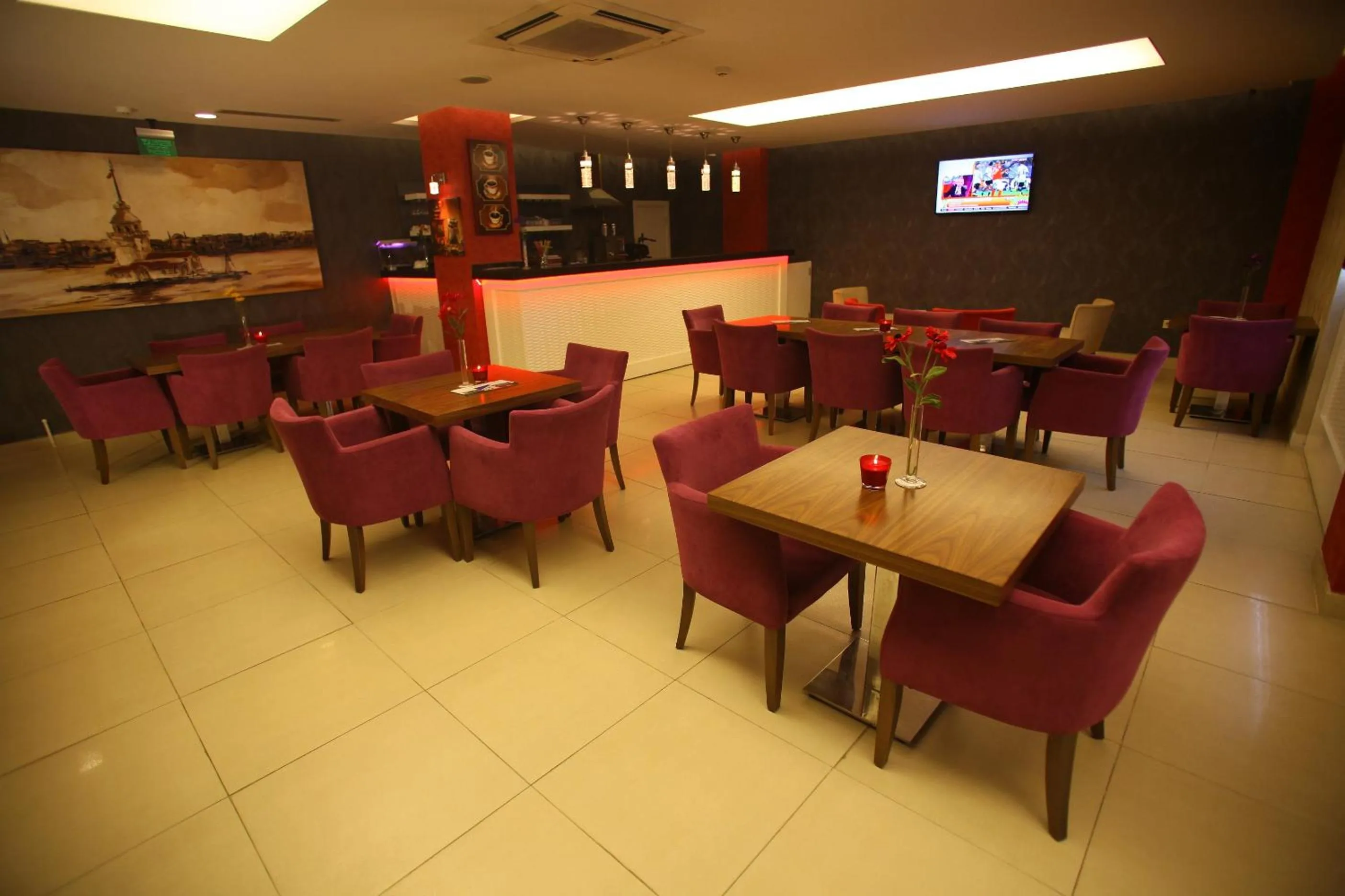 Communal lounge/ TV room in Helikon Business Hotel