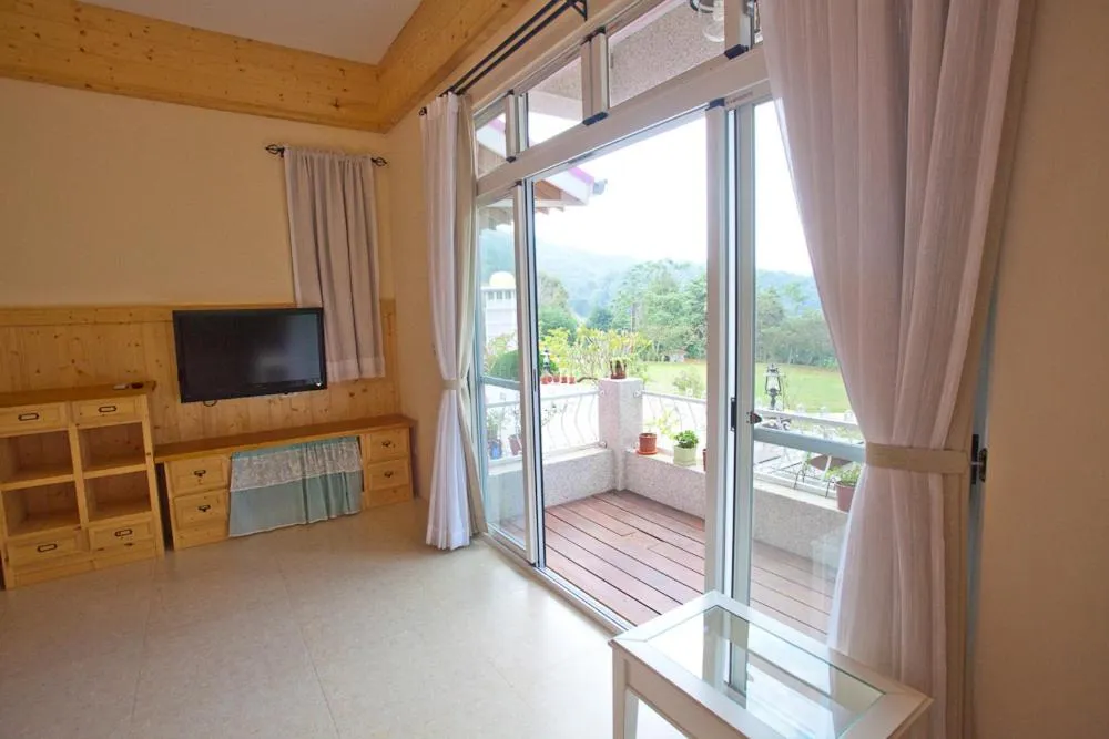 Bed in Bear Meets Moose Homestay B&B