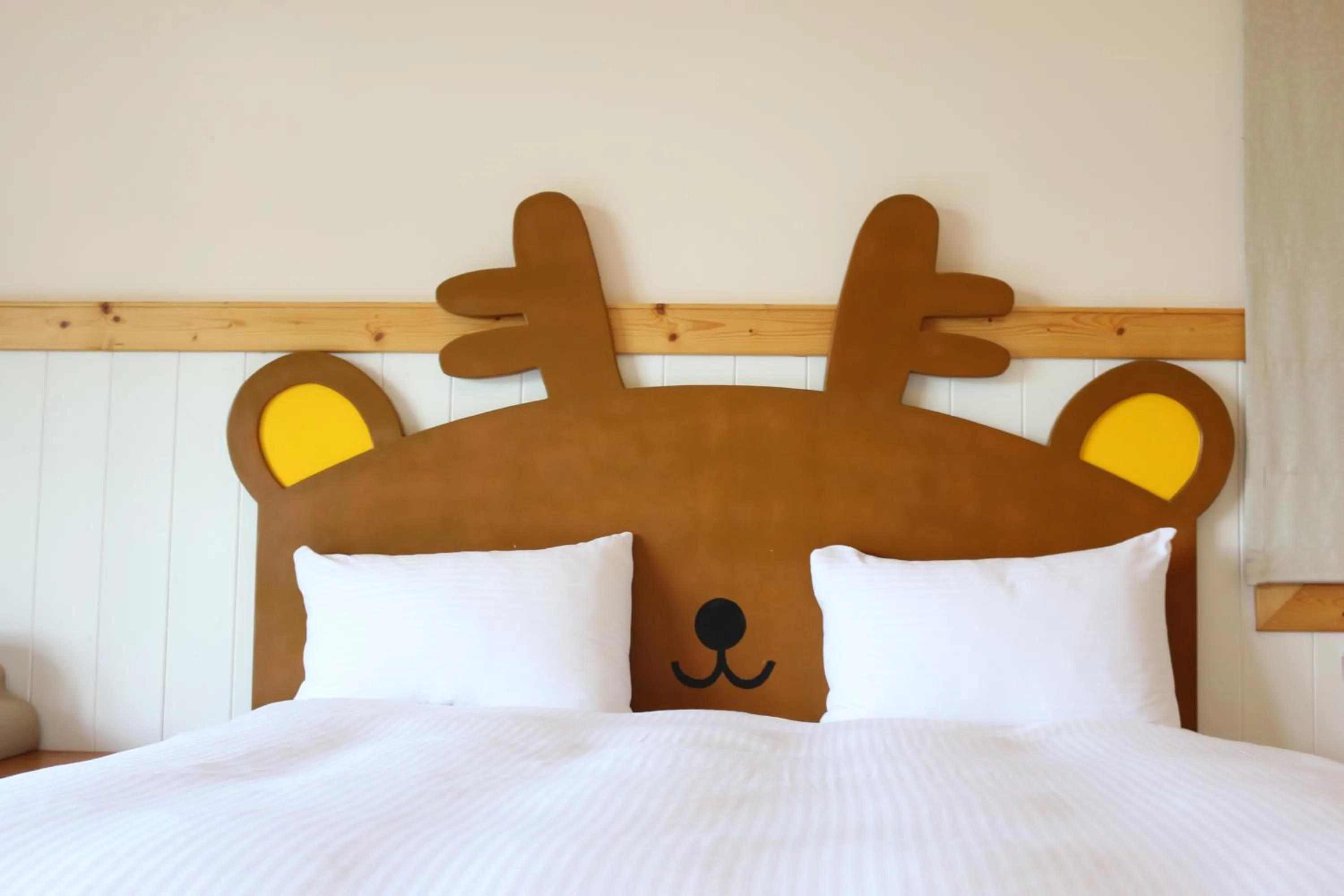 Bedroom, Bed in Bear Meets Moose Homestay B&B