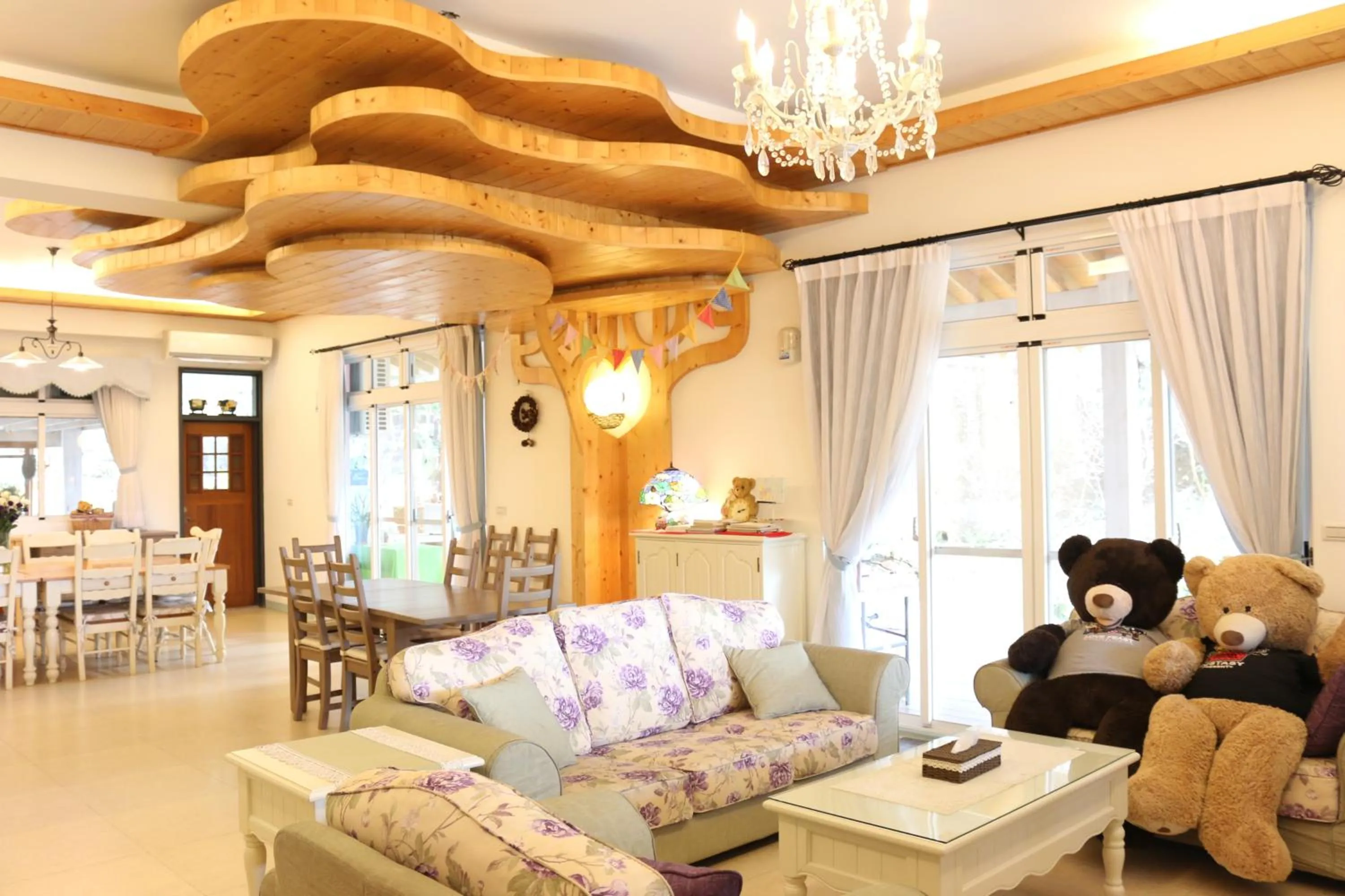 Communal lounge/ TV room in Bear Meets Moose Homestay B&B