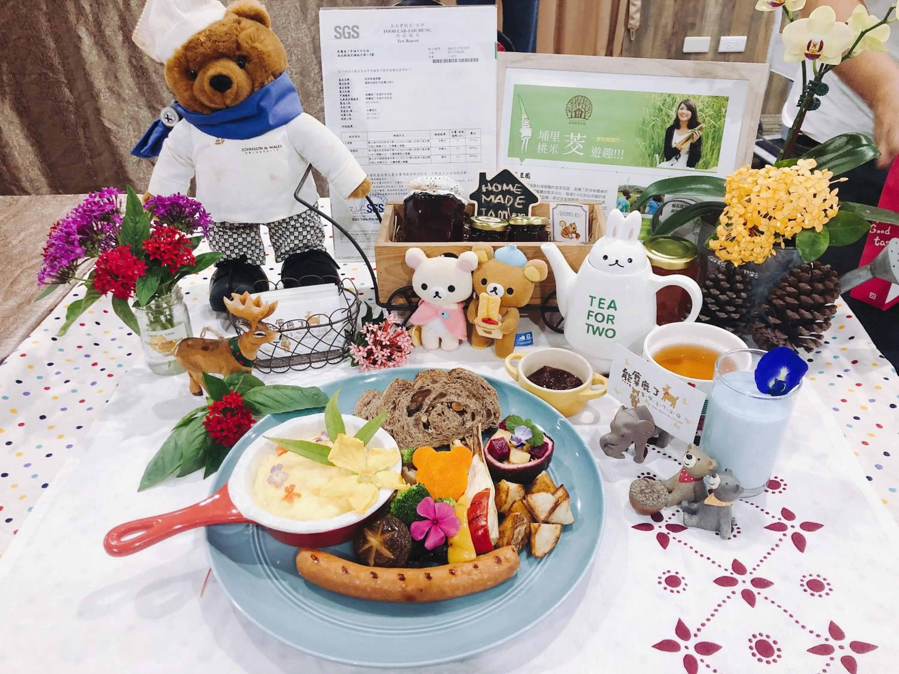 Food and drinks in Bear Meets Moose Homestay B&B