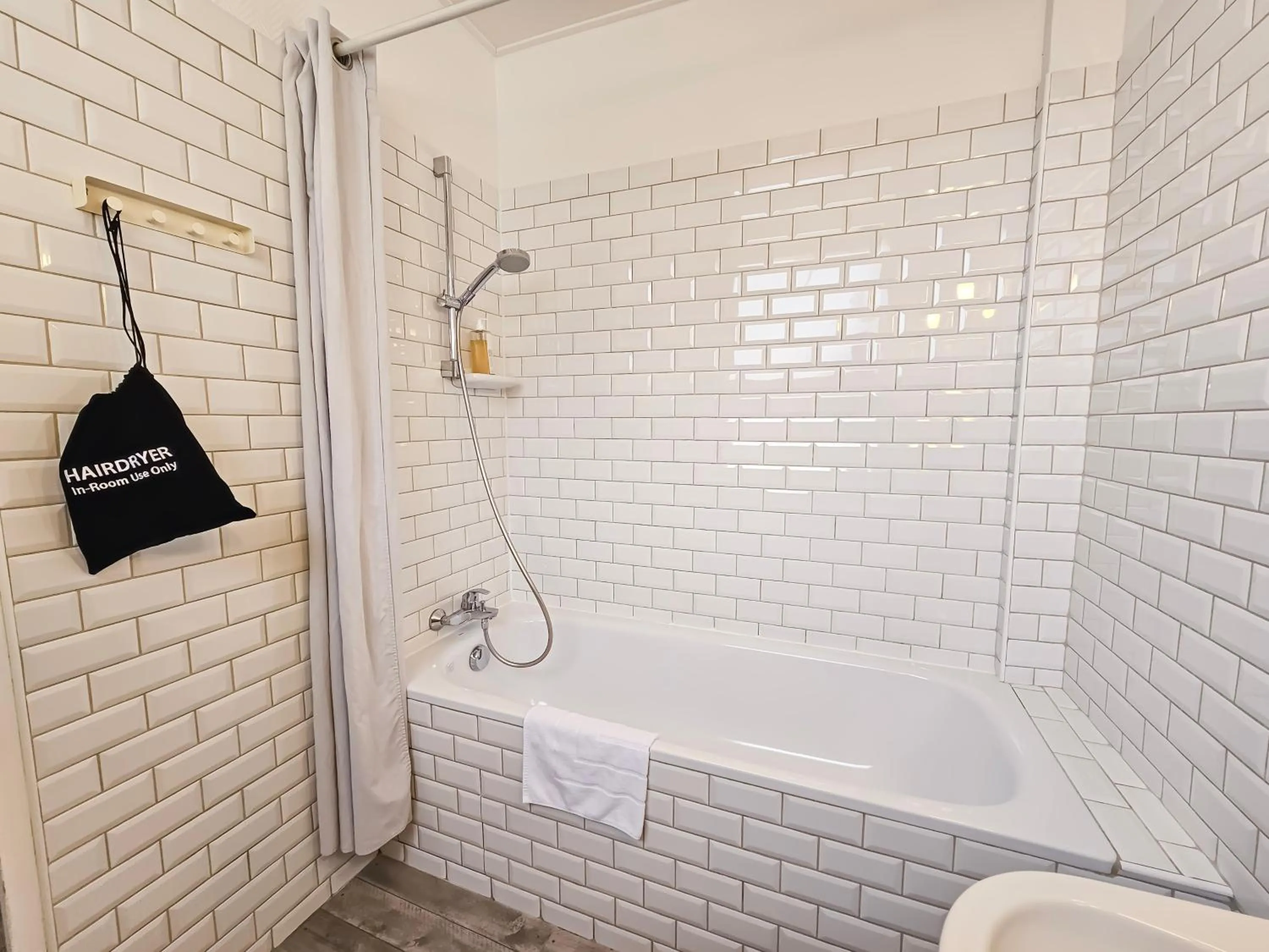 Bathroom in Hôtel L'orque Bleue