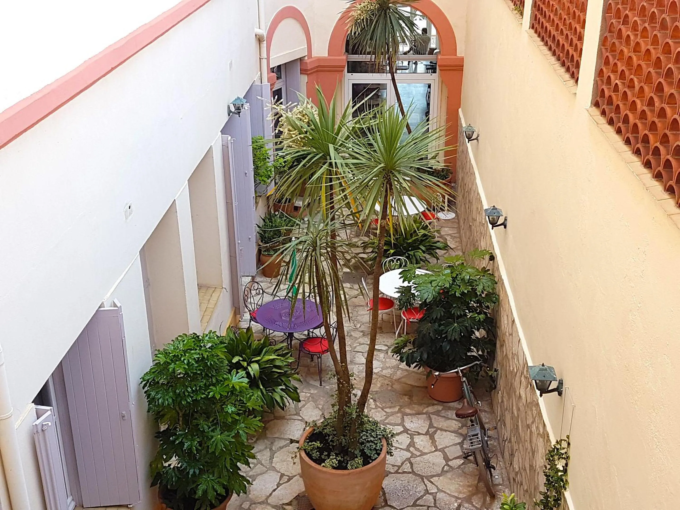 Patio in Hôtel L'orque Bleue