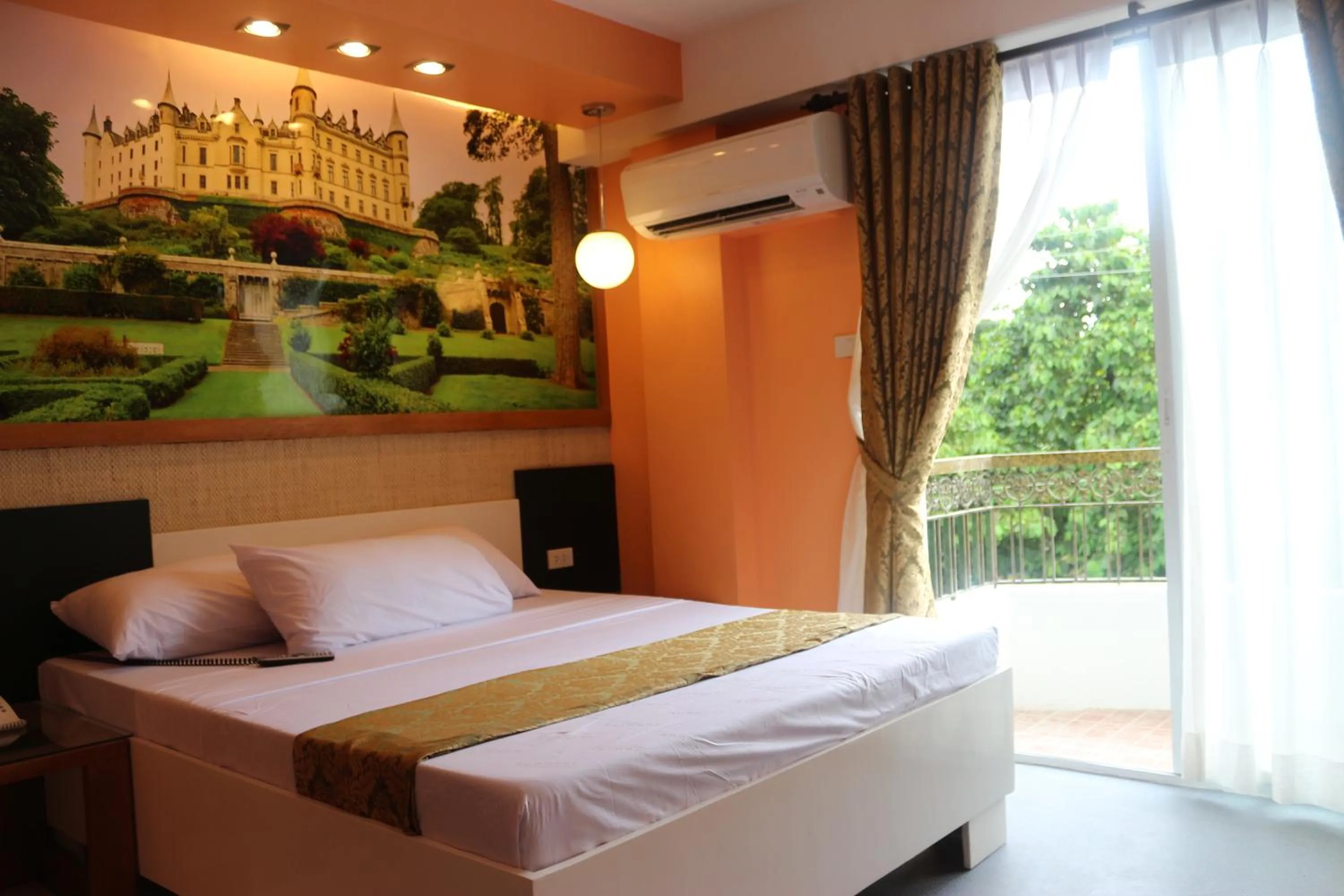 Bed in Eurotel Boracay