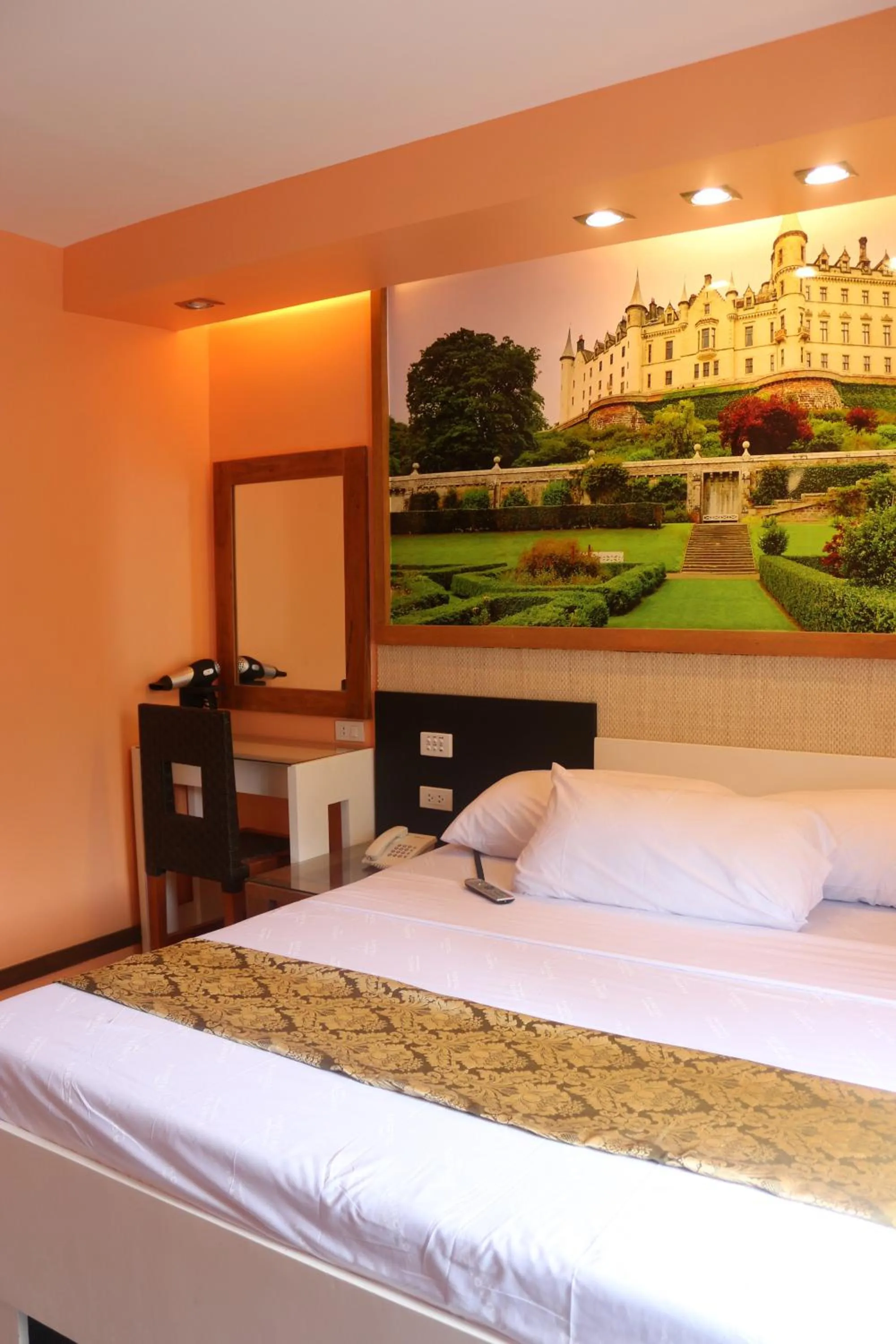 Bed in Eurotel Boracay