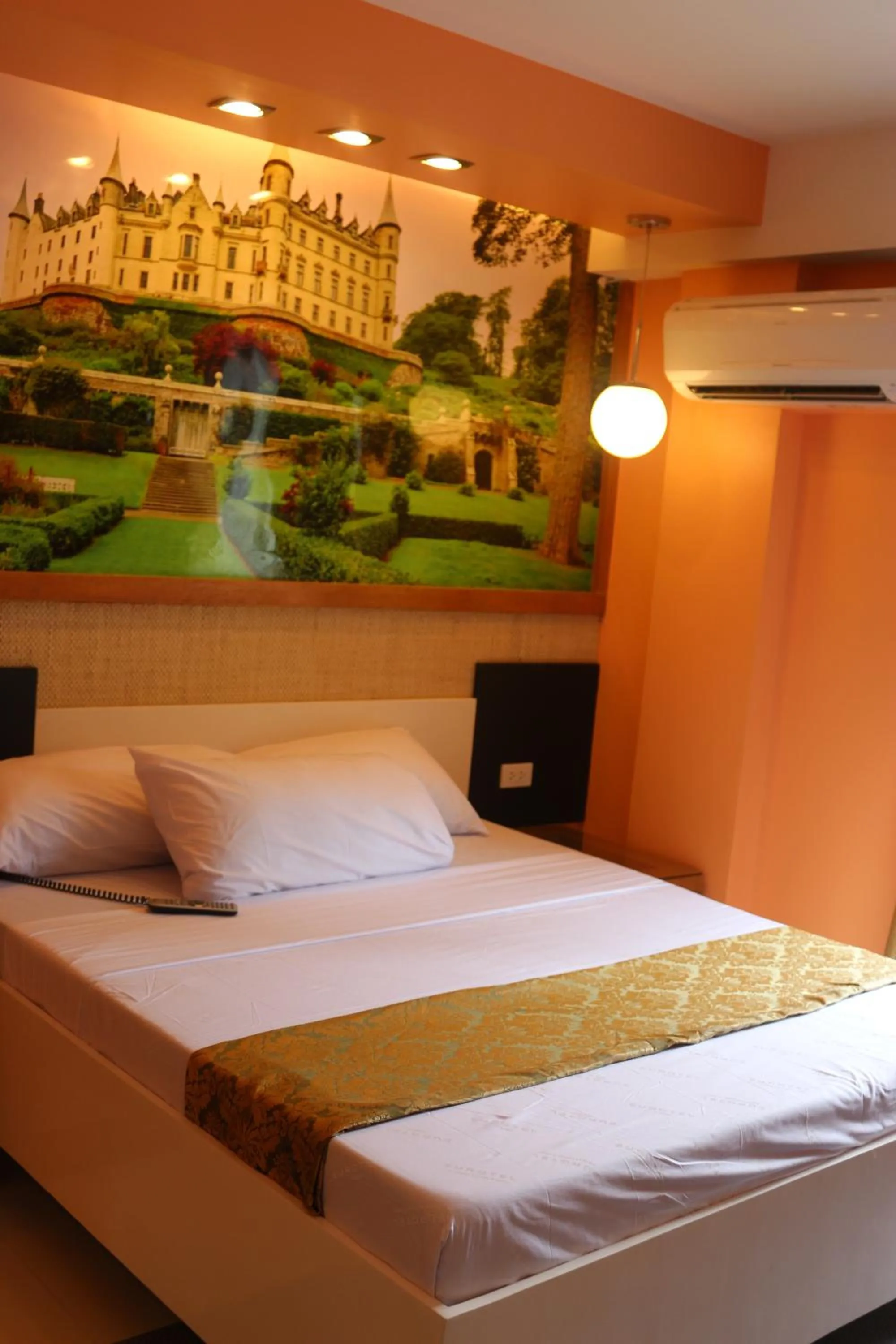 Bed in Eurotel Boracay