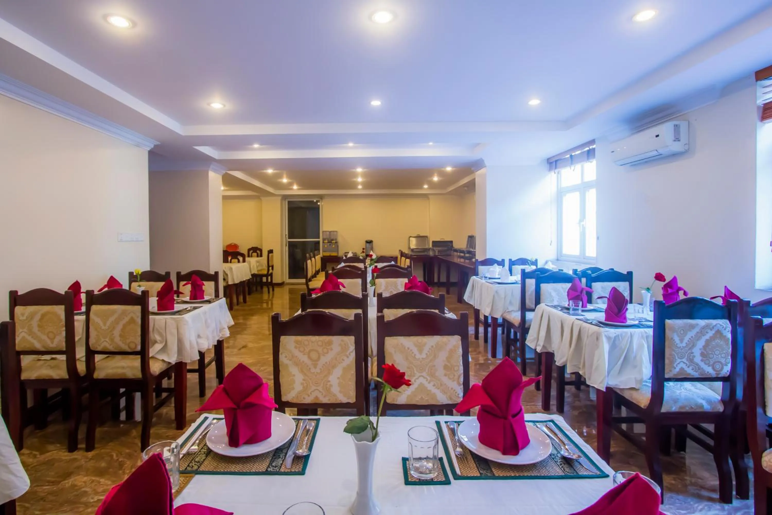 Restaurant/places to eat in Good Luck Day Hotel & Apartment