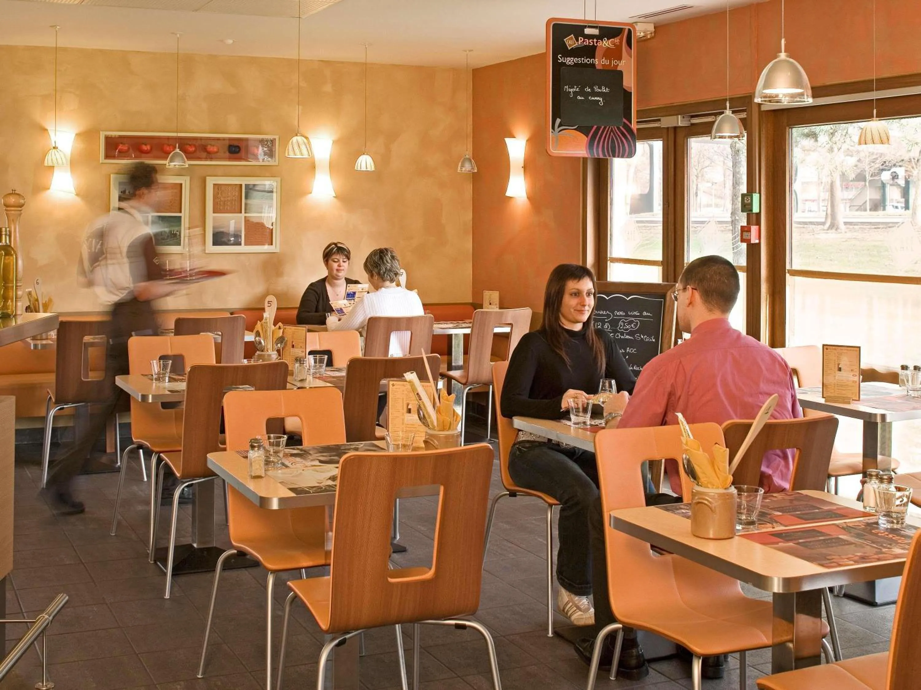 Lounge or bar in ibis Bourg en Bresse