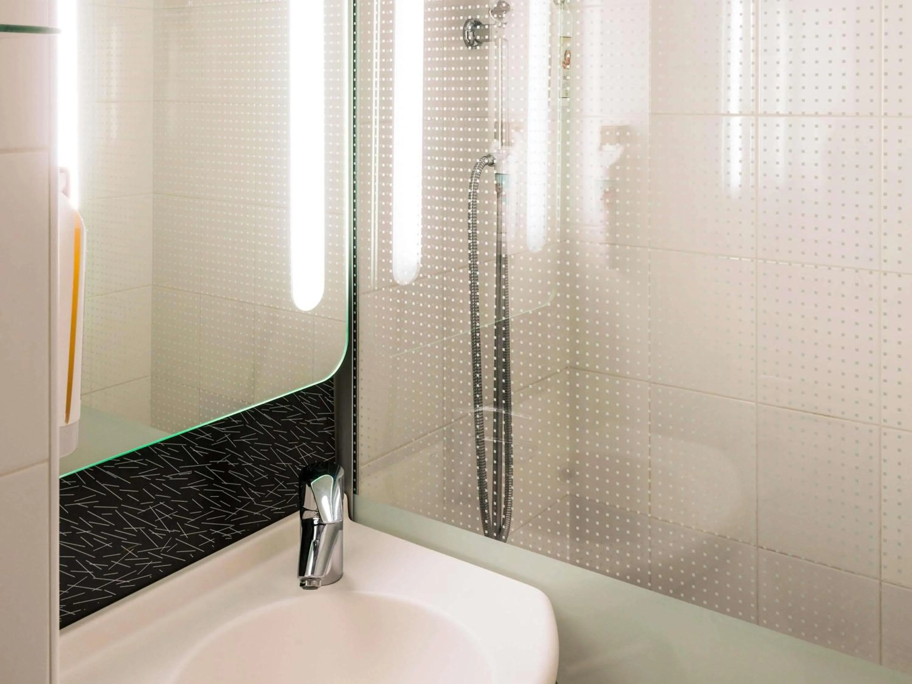 Bedroom in ibis Bourg en Bresse