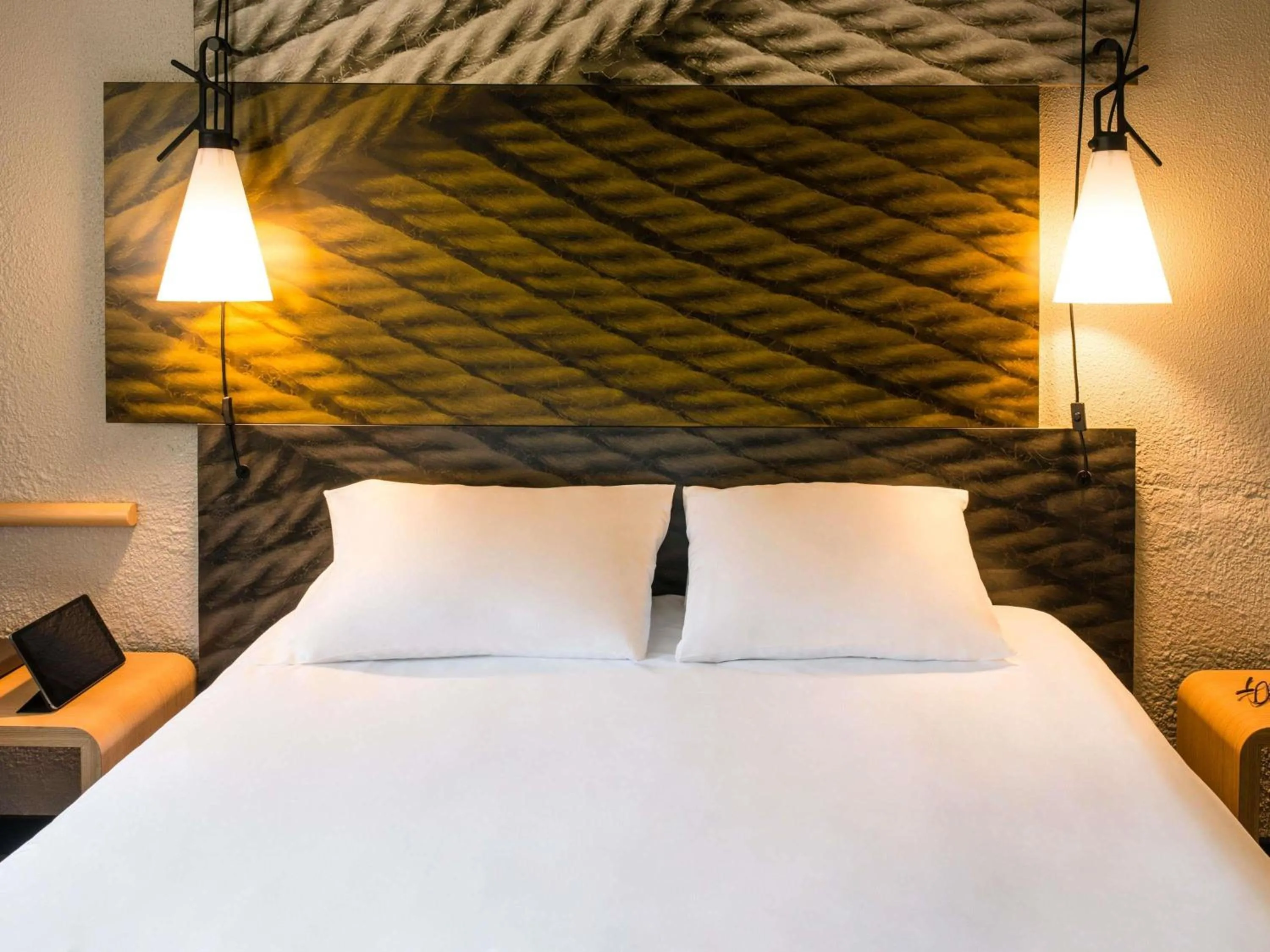 Property building, Bed in ibis Bourg en Bresse