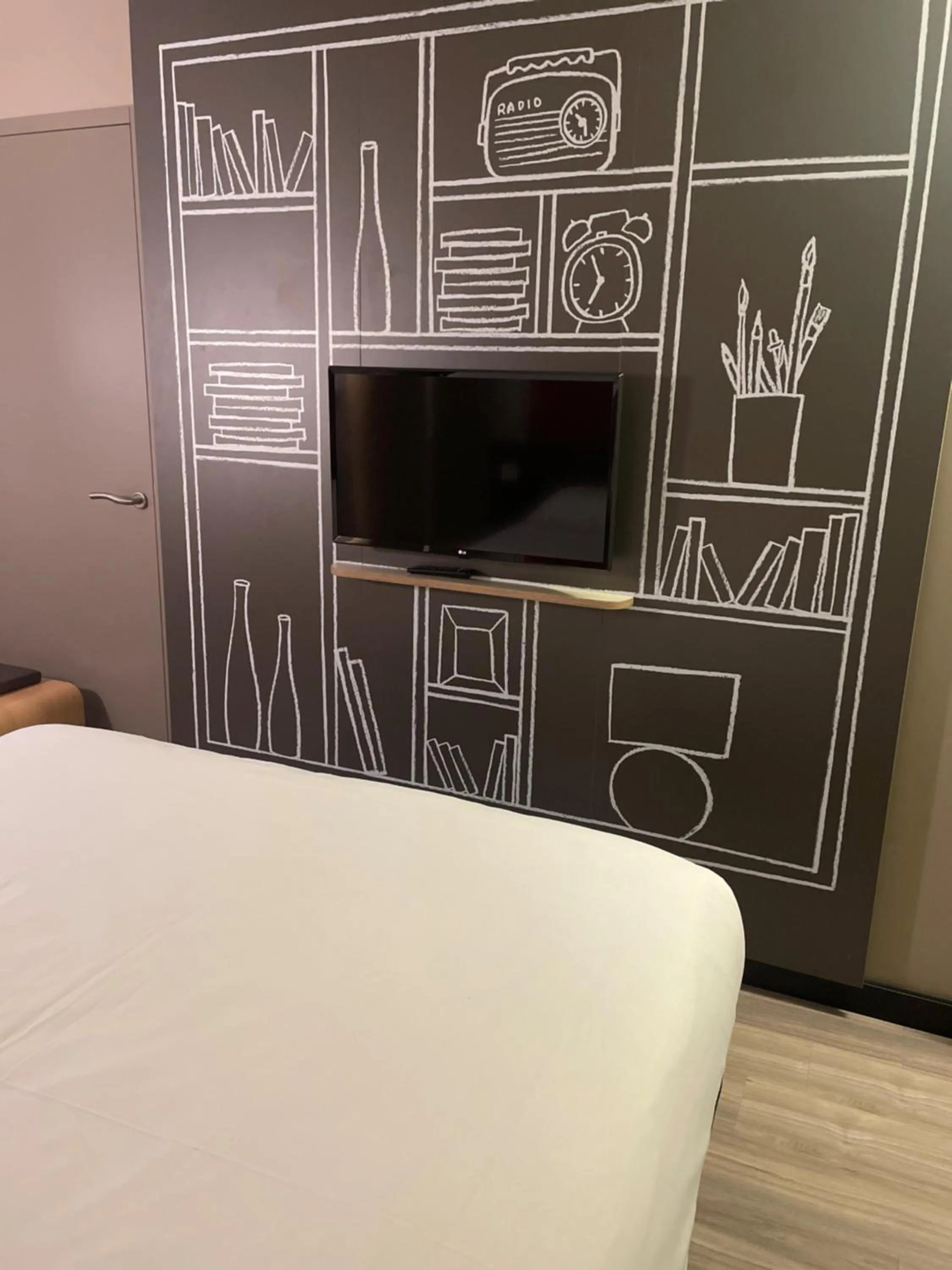 TV and multimedia, Bed in ibis Bourg en Bresse