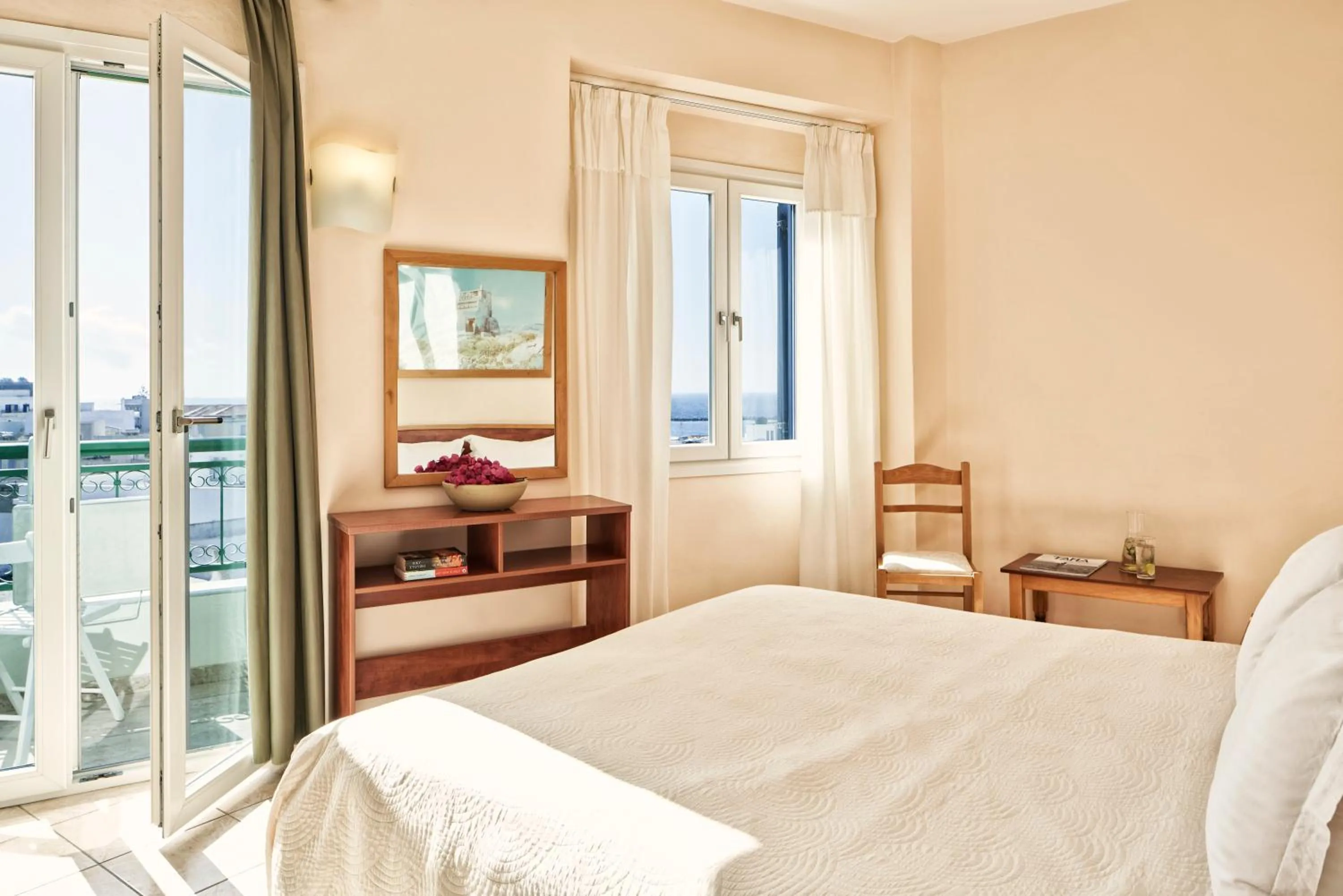 Photo of the whole room, Bed in Favie Suzanne