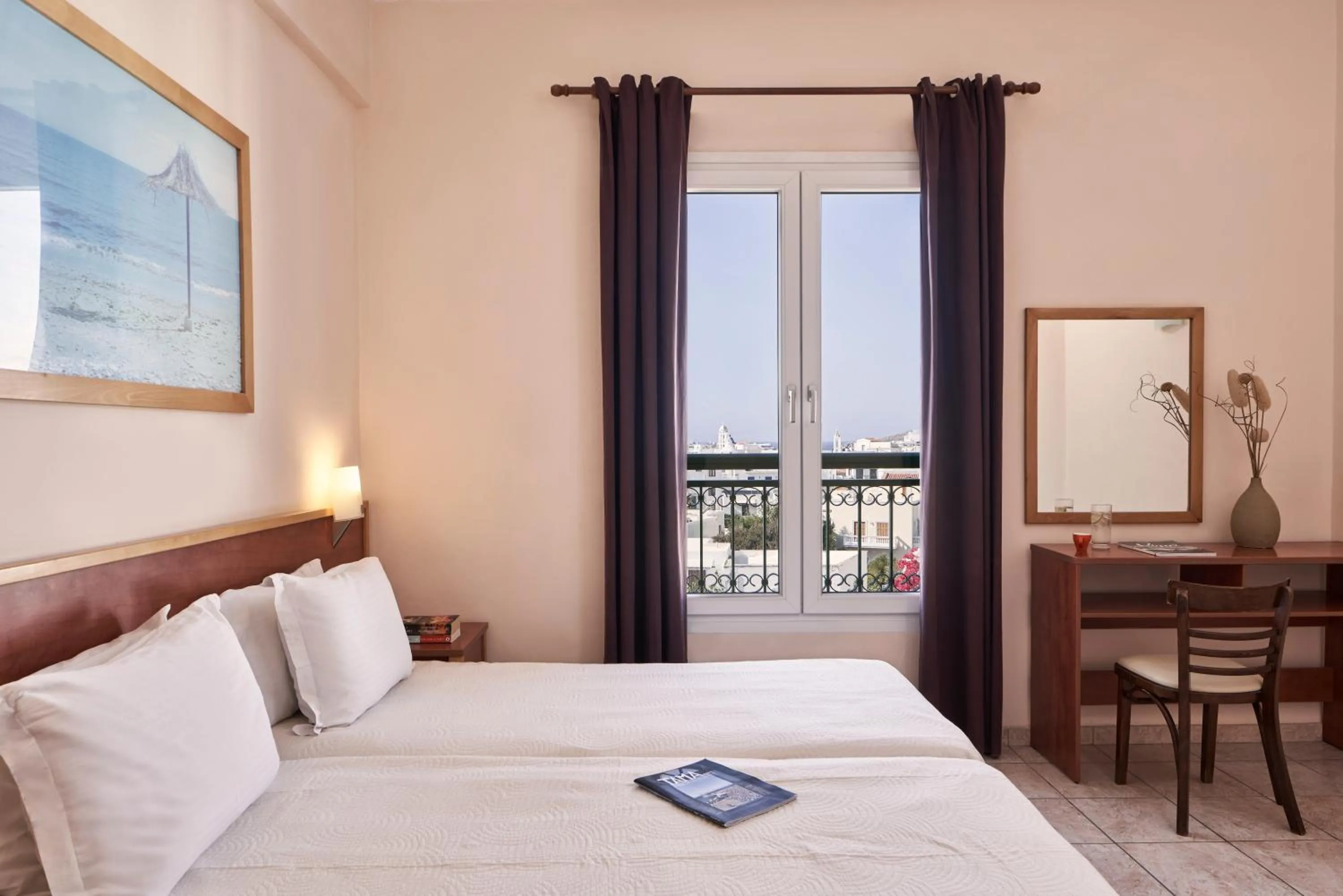 Photo of the whole room, Bed in Favie Suzanne