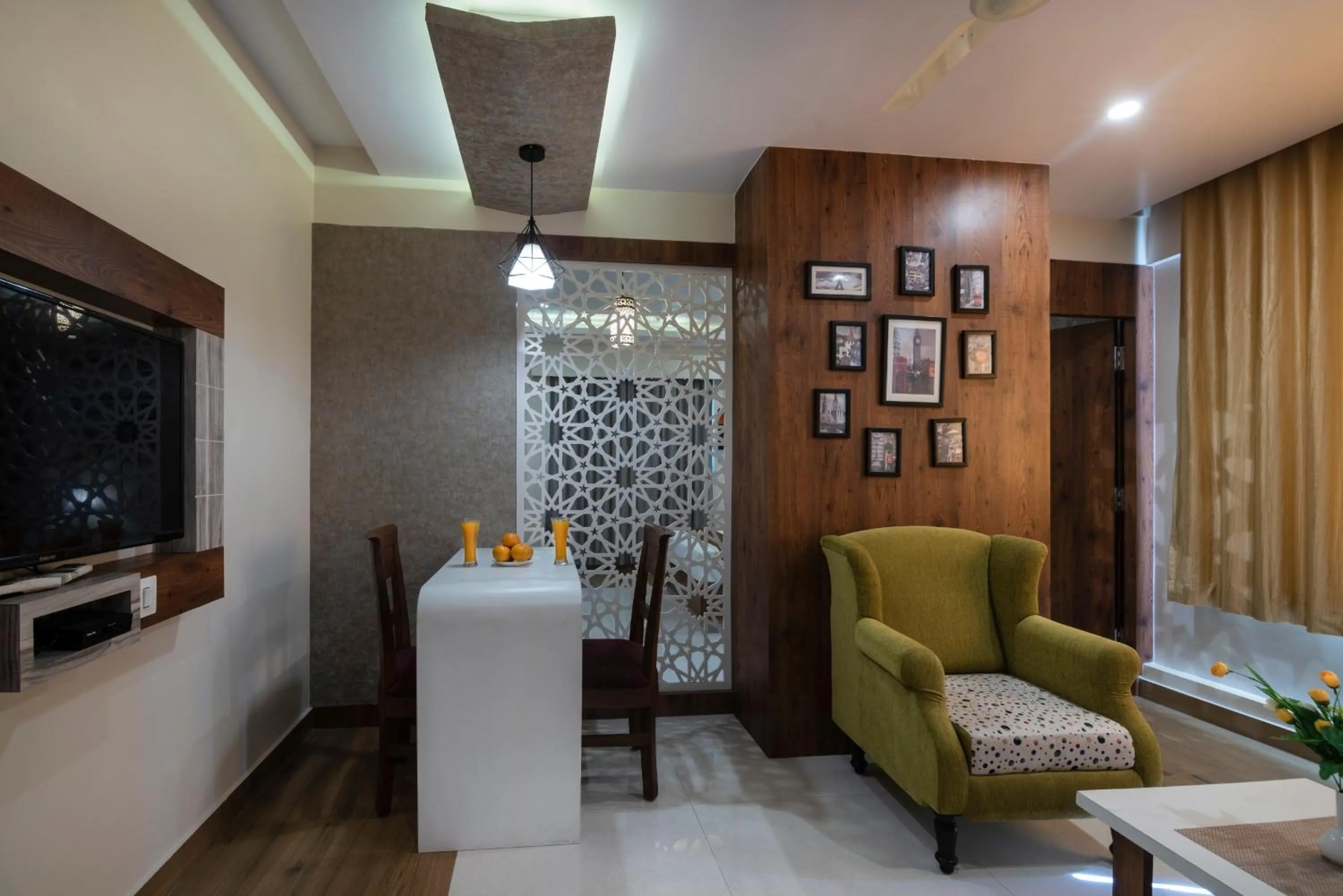 Living room in Hotel Monarch International