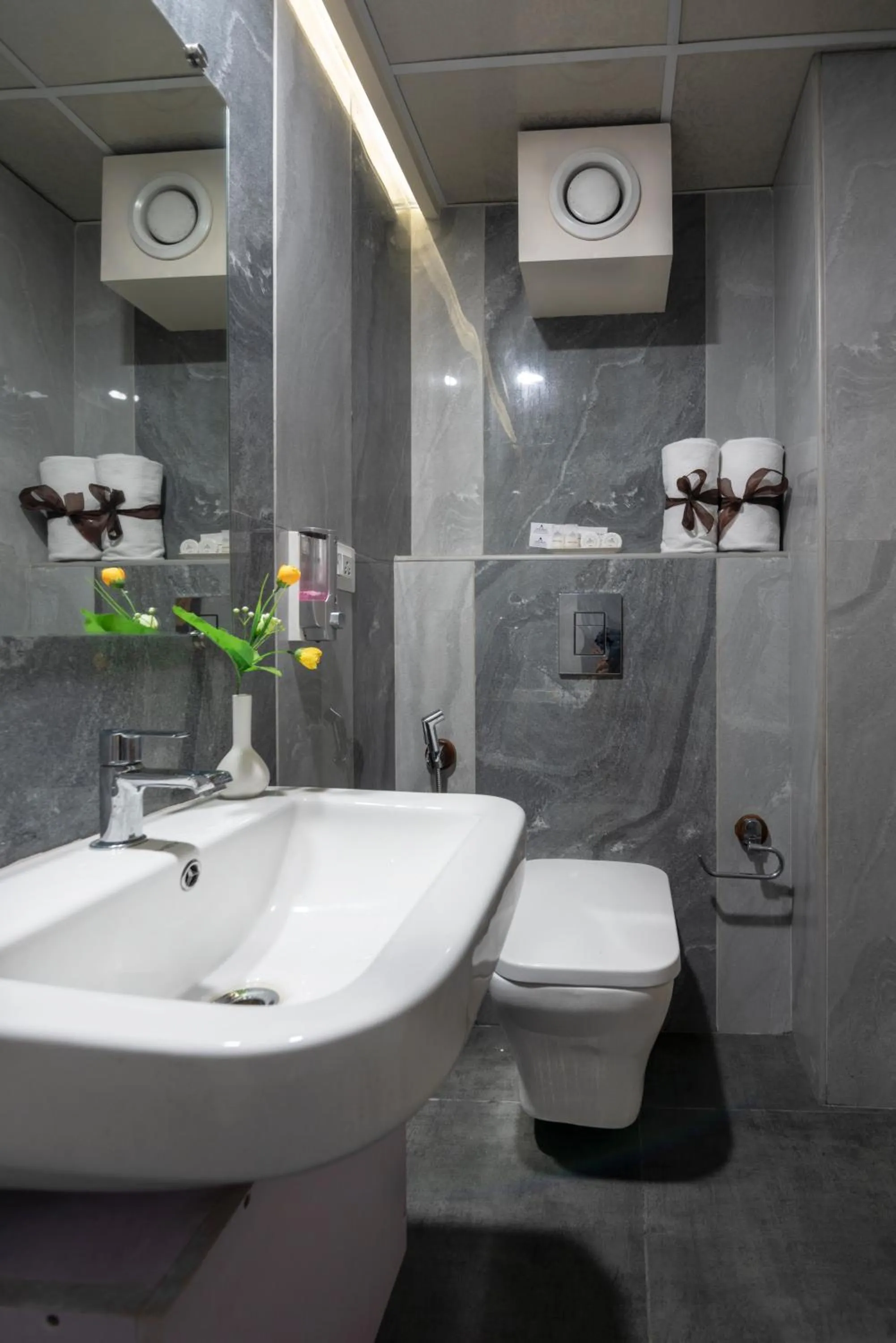 Bathroom in Hotel Monarch International