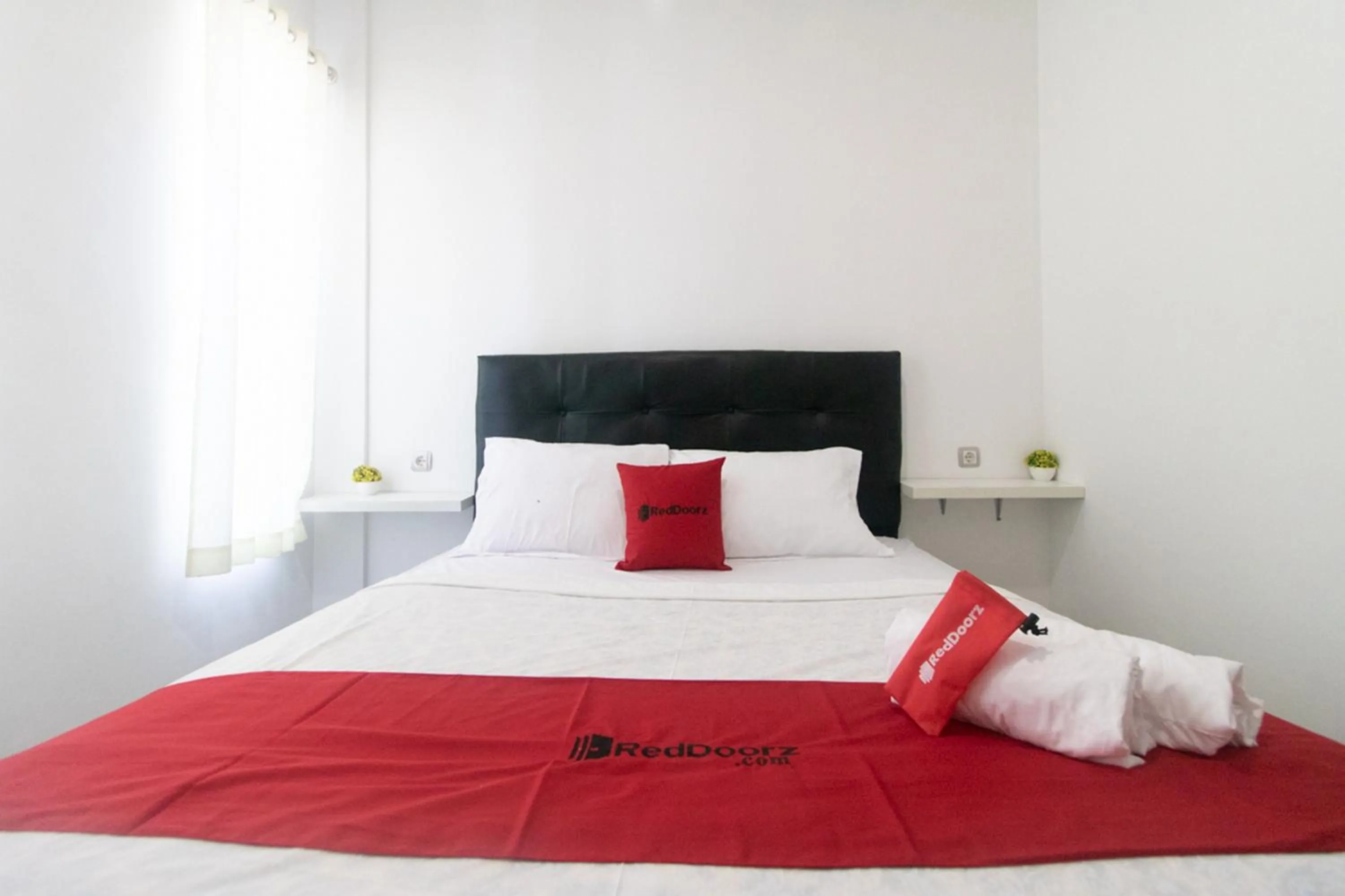 Bedroom, Bed in RedDoorz Syariah At Winong Nganjuk