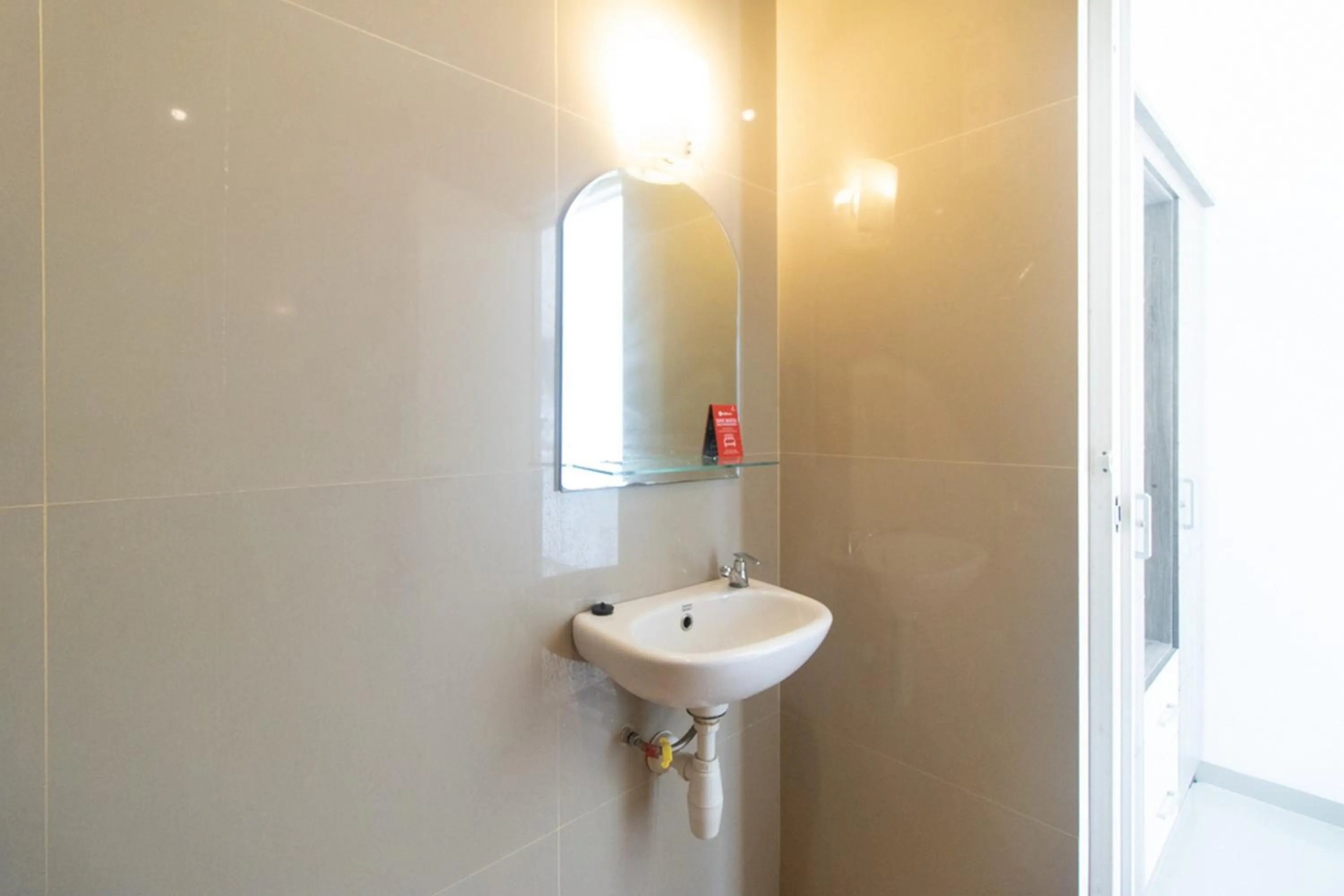 Bathroom in RedDoorz Syariah At Winong Nganjuk