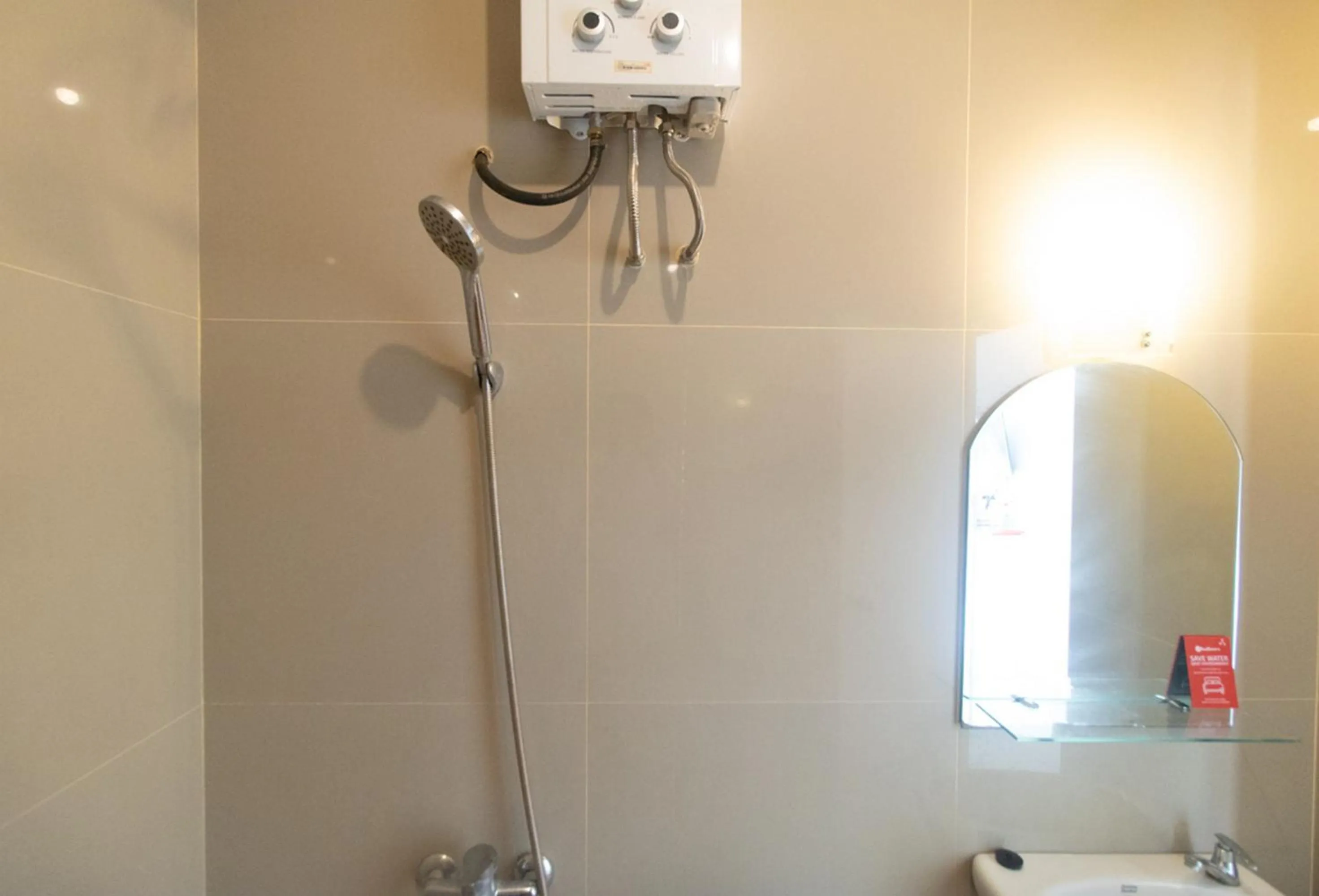 Bathroom in RedDoorz Syariah At Winong Nganjuk