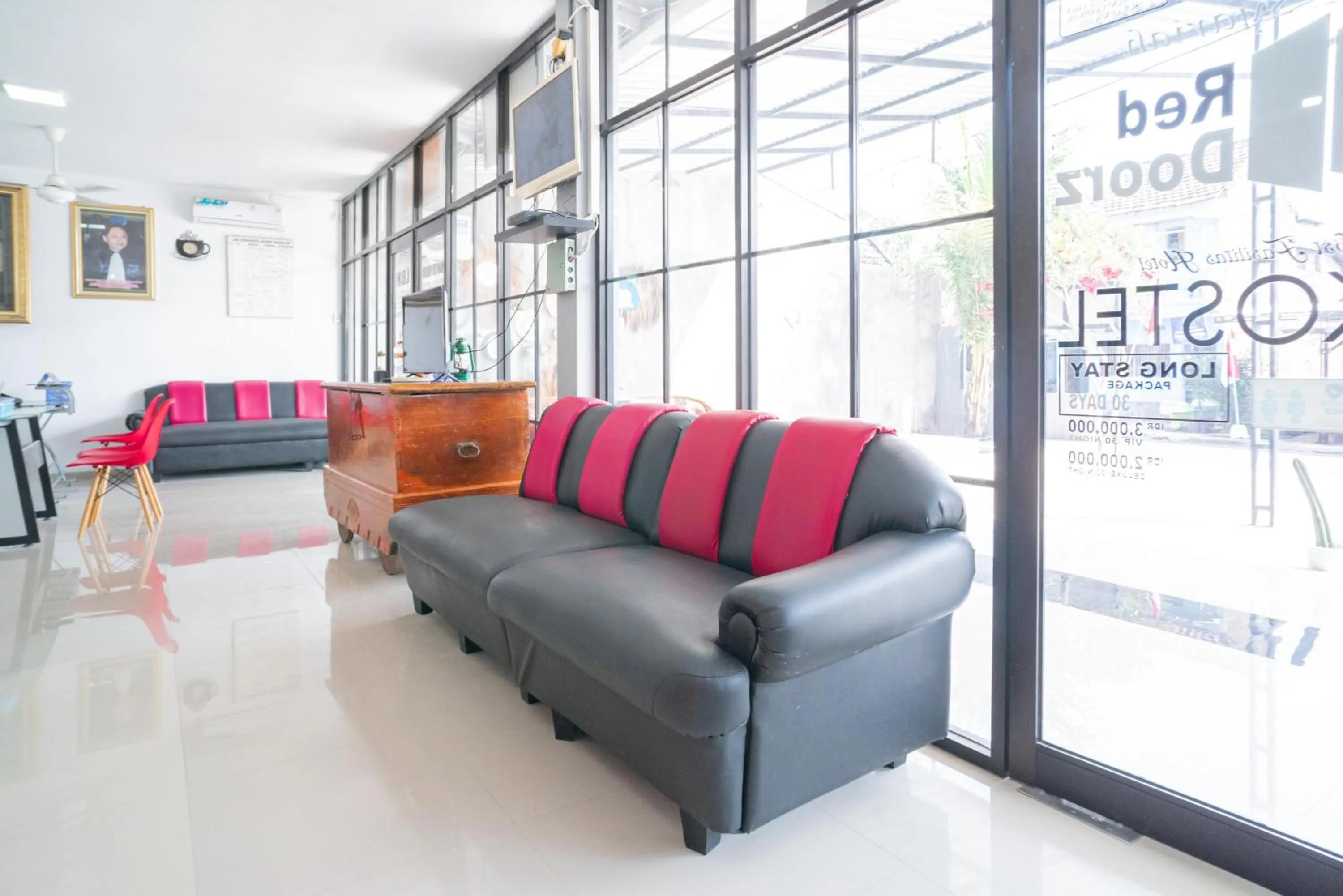 Lobby or reception in RedDoorz Syariah At Winong Nganjuk