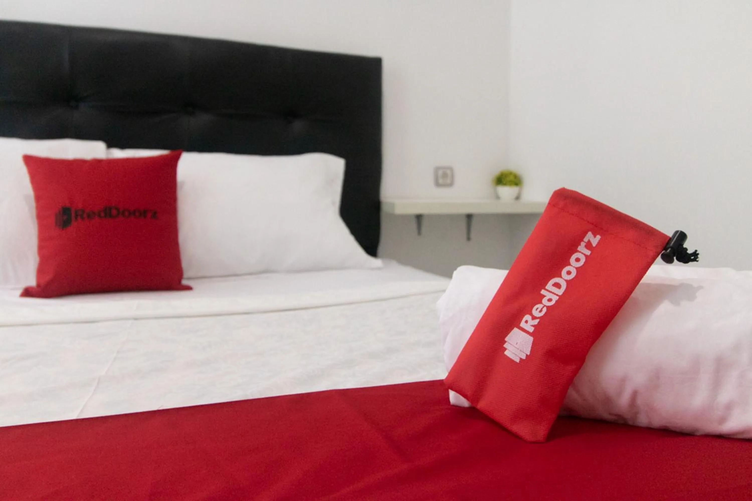 Bedroom, Bed in RedDoorz Syariah At Winong Nganjuk