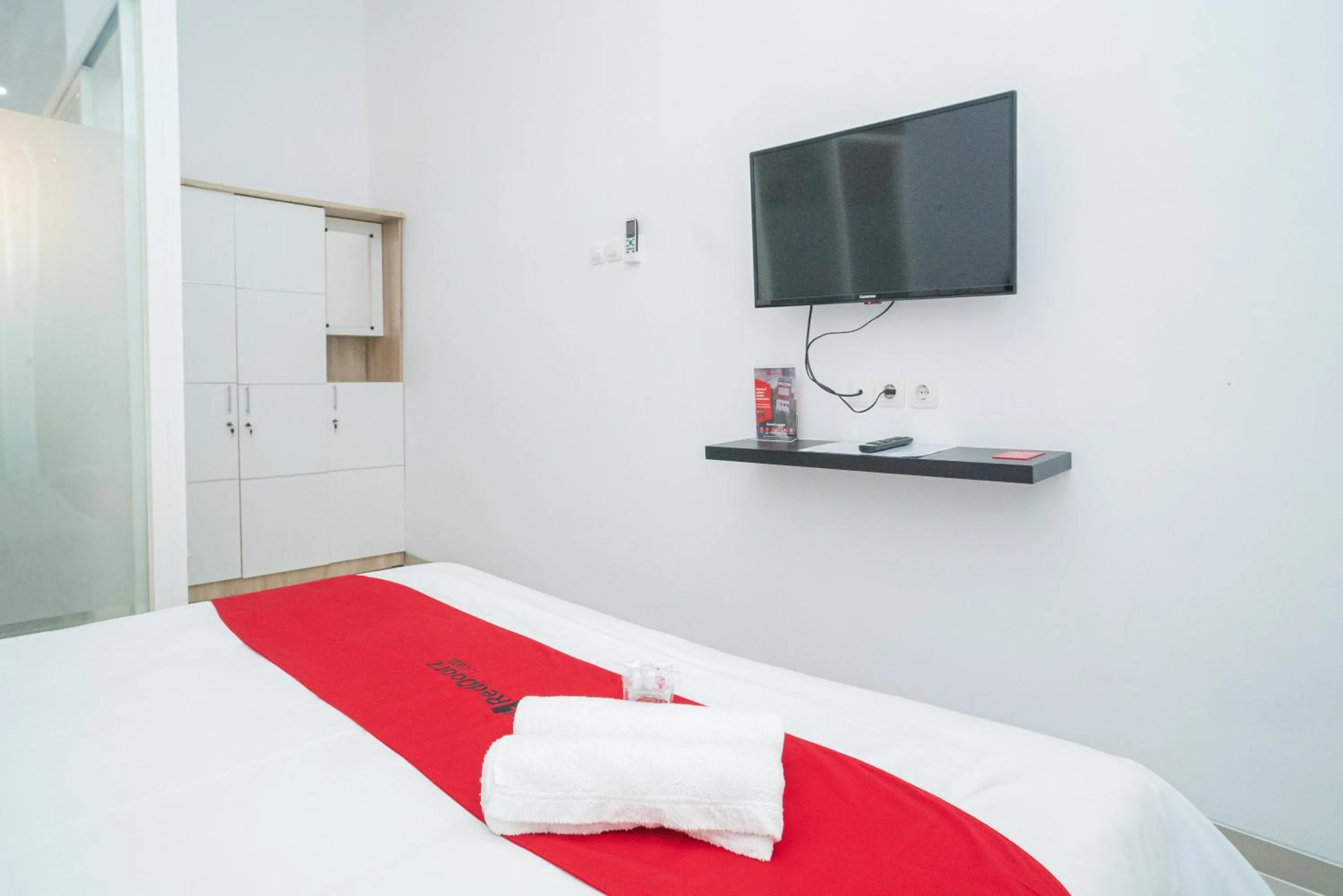 Bedroom, Bed in RedDoorz Syariah At Winong Nganjuk