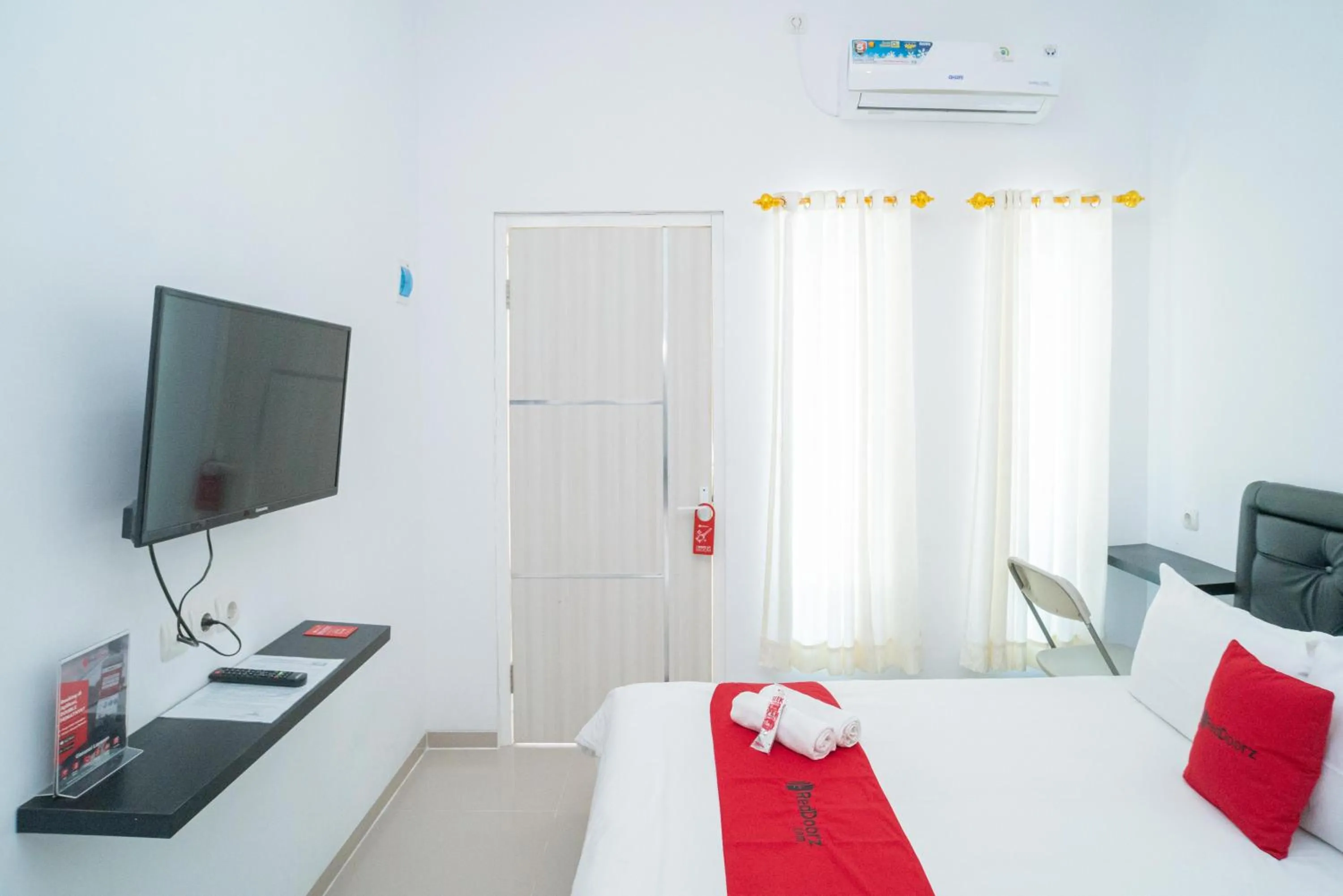 Bedroom, Bed in RedDoorz Syariah At Winong Nganjuk