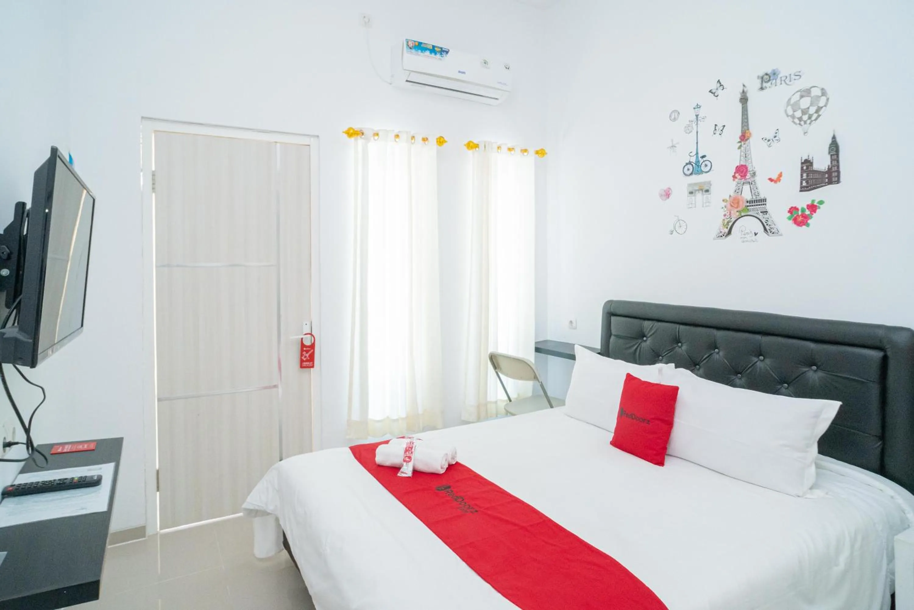 Bedroom, Bed in RedDoorz Syariah At Winong Nganjuk