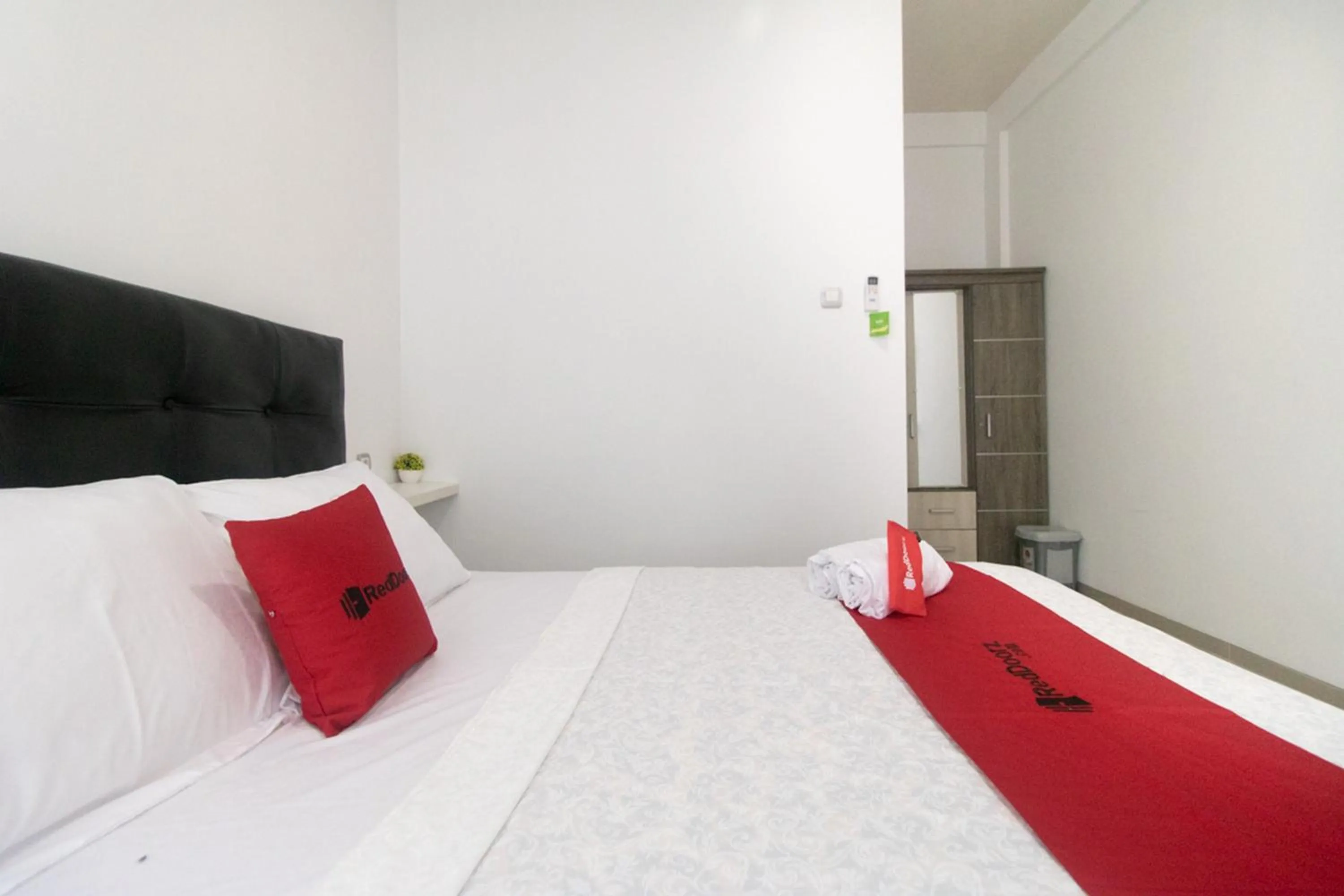 Bedroom, Bed in RedDoorz Syariah At Winong Nganjuk
