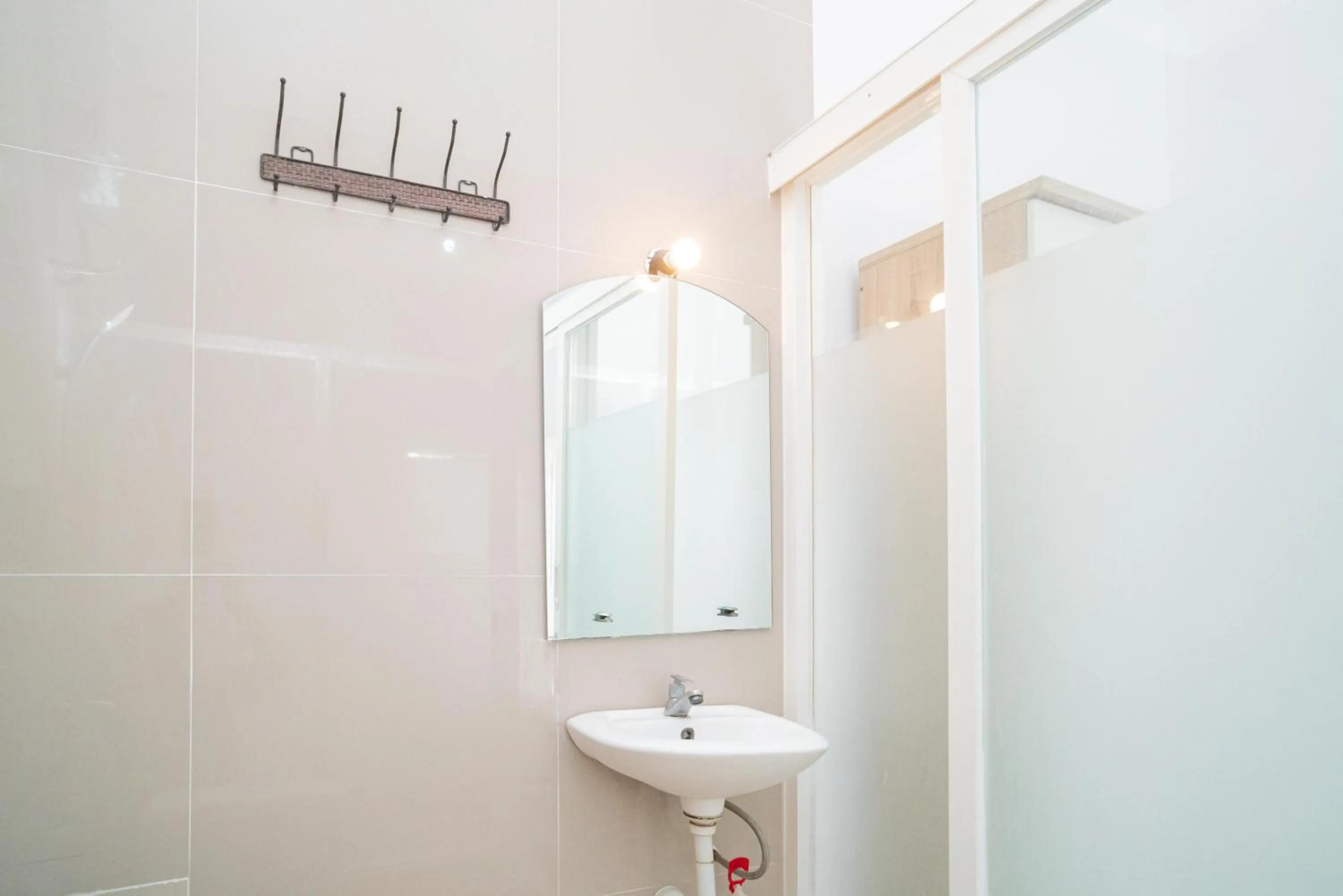 Bathroom in RedDoorz Syariah At Winong Nganjuk