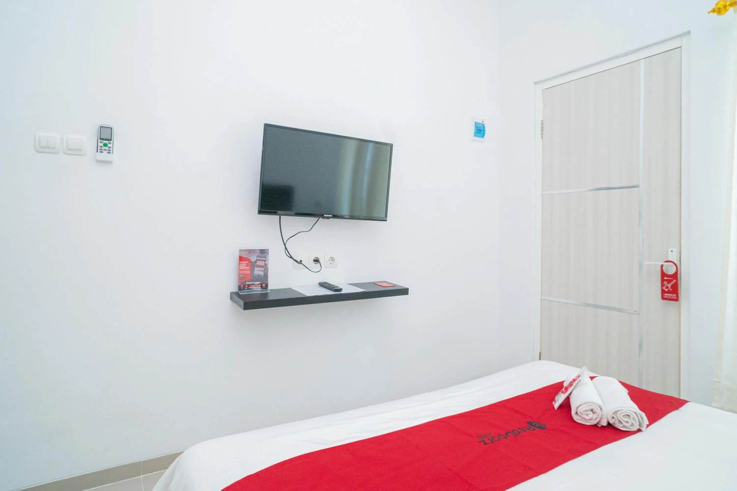 Bedroom, Bed in RedDoorz Syariah At Winong Nganjuk