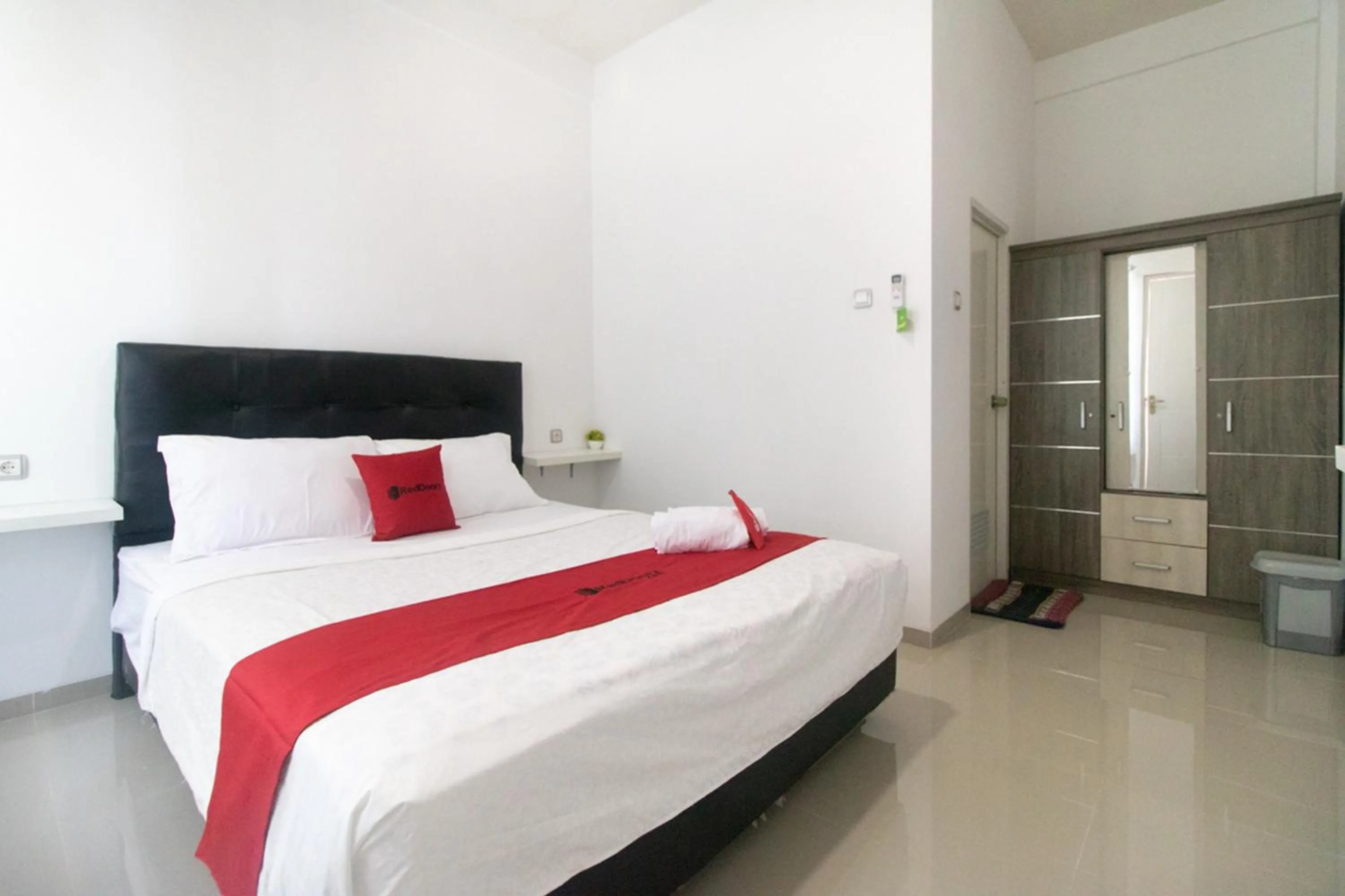 Bedroom, Bed in RedDoorz Syariah At Winong Nganjuk