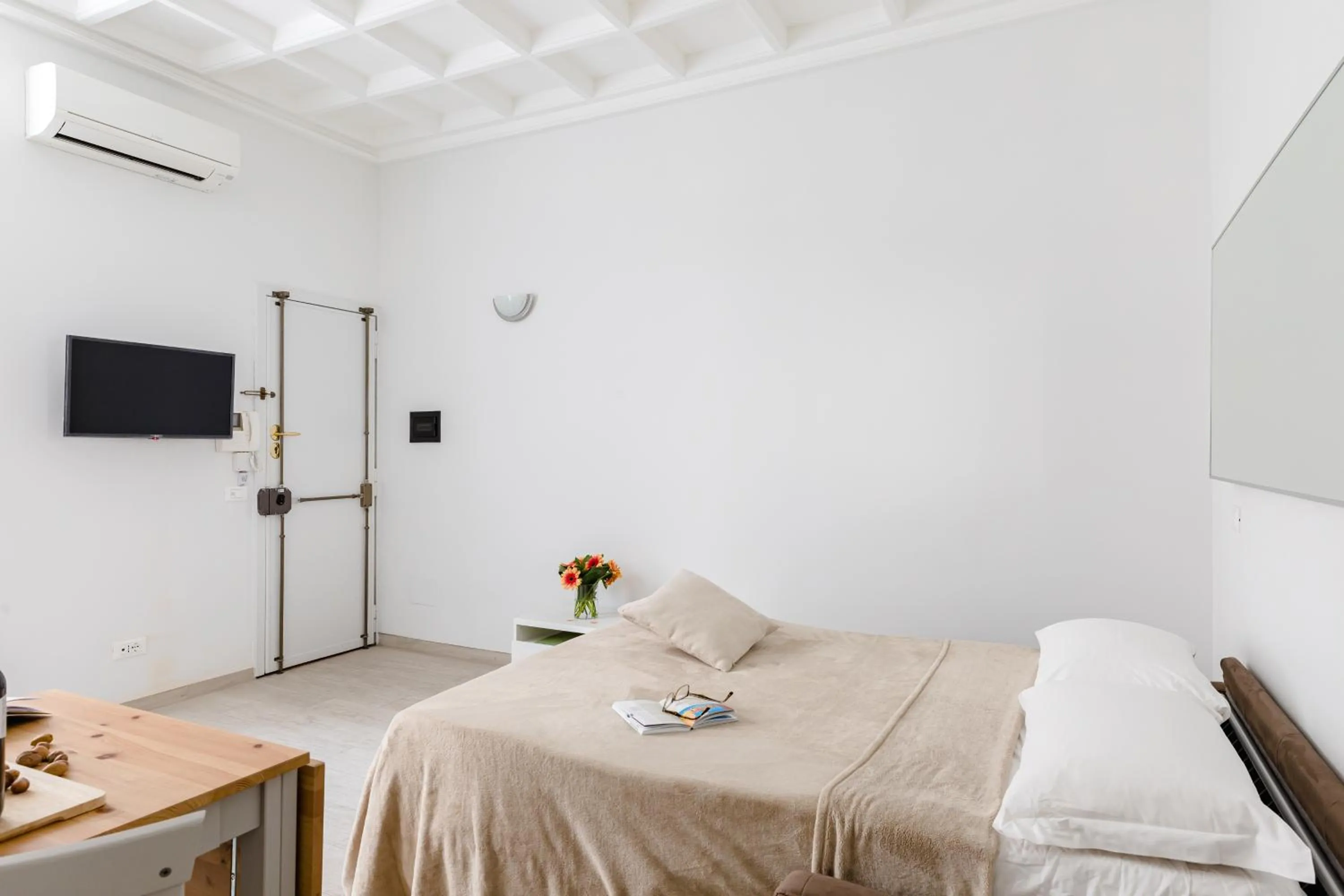 Living room, Bed in A World Aparts - 61 Margutta