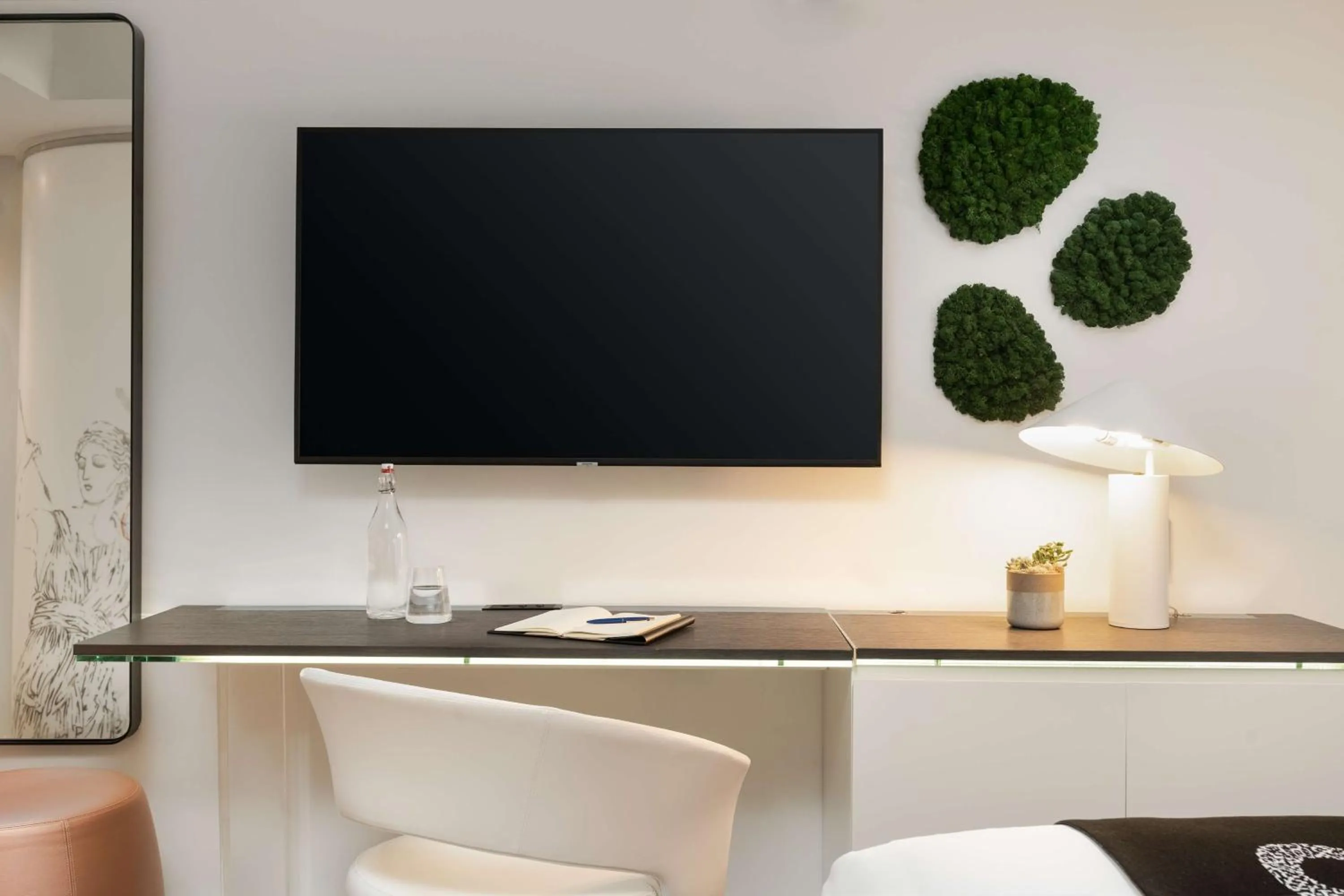 Bedroom in Hotel Zena Washington DC