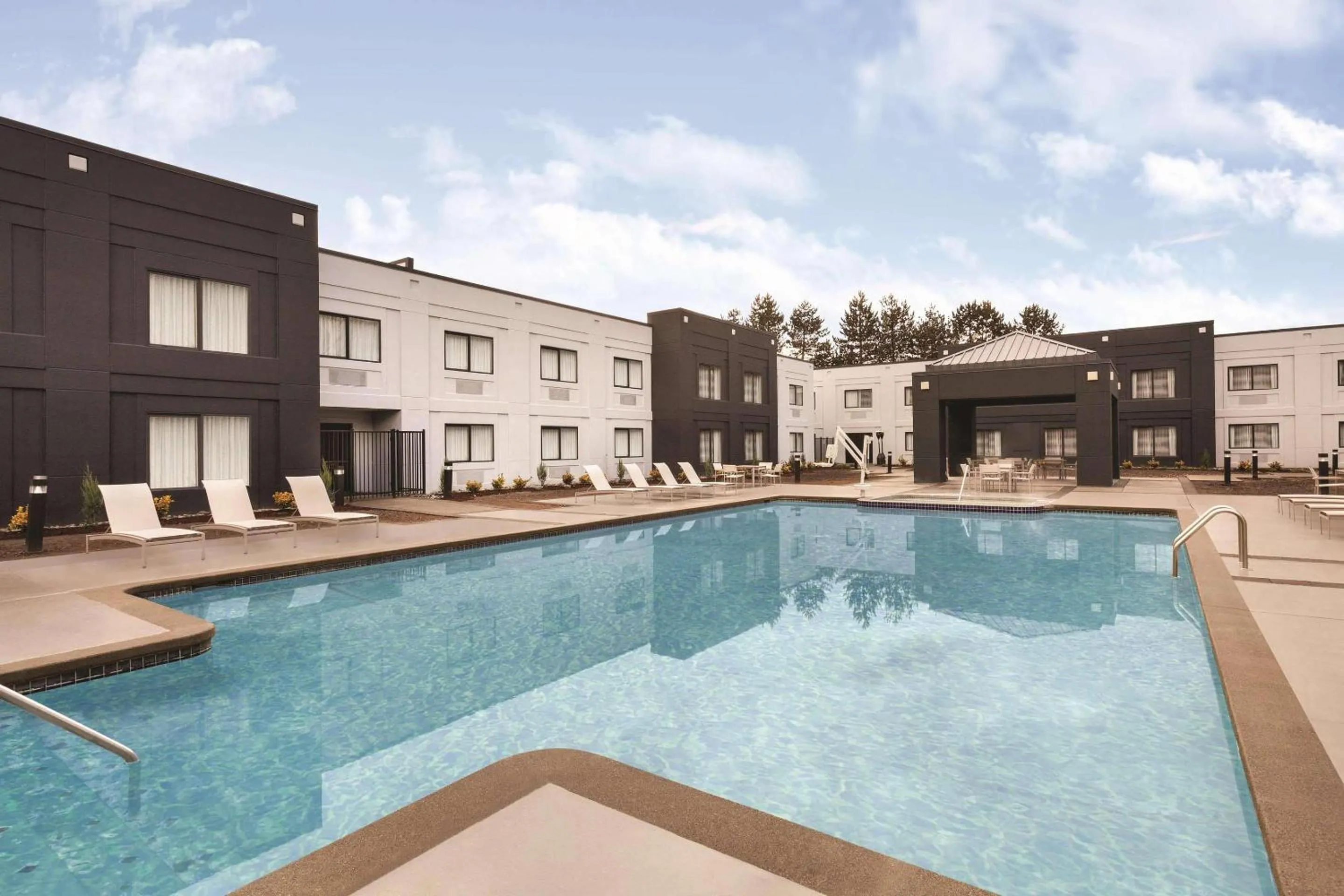 Swimming pool in Country Inn & Suites by Radisson, Seattle-Bothell, WA